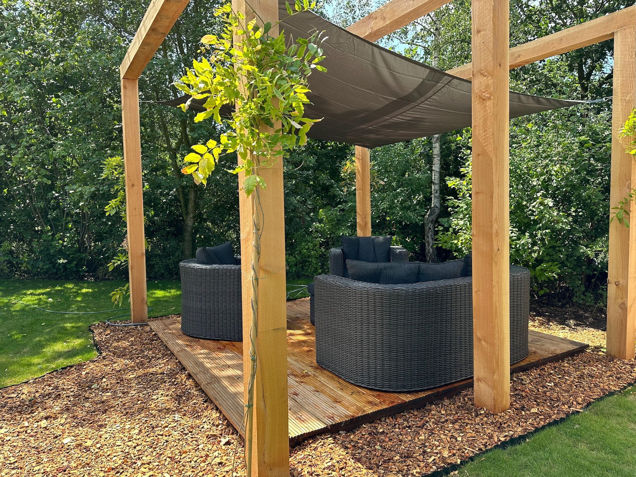 Het terras van Chalet de Blauwe regen in Balkbrug