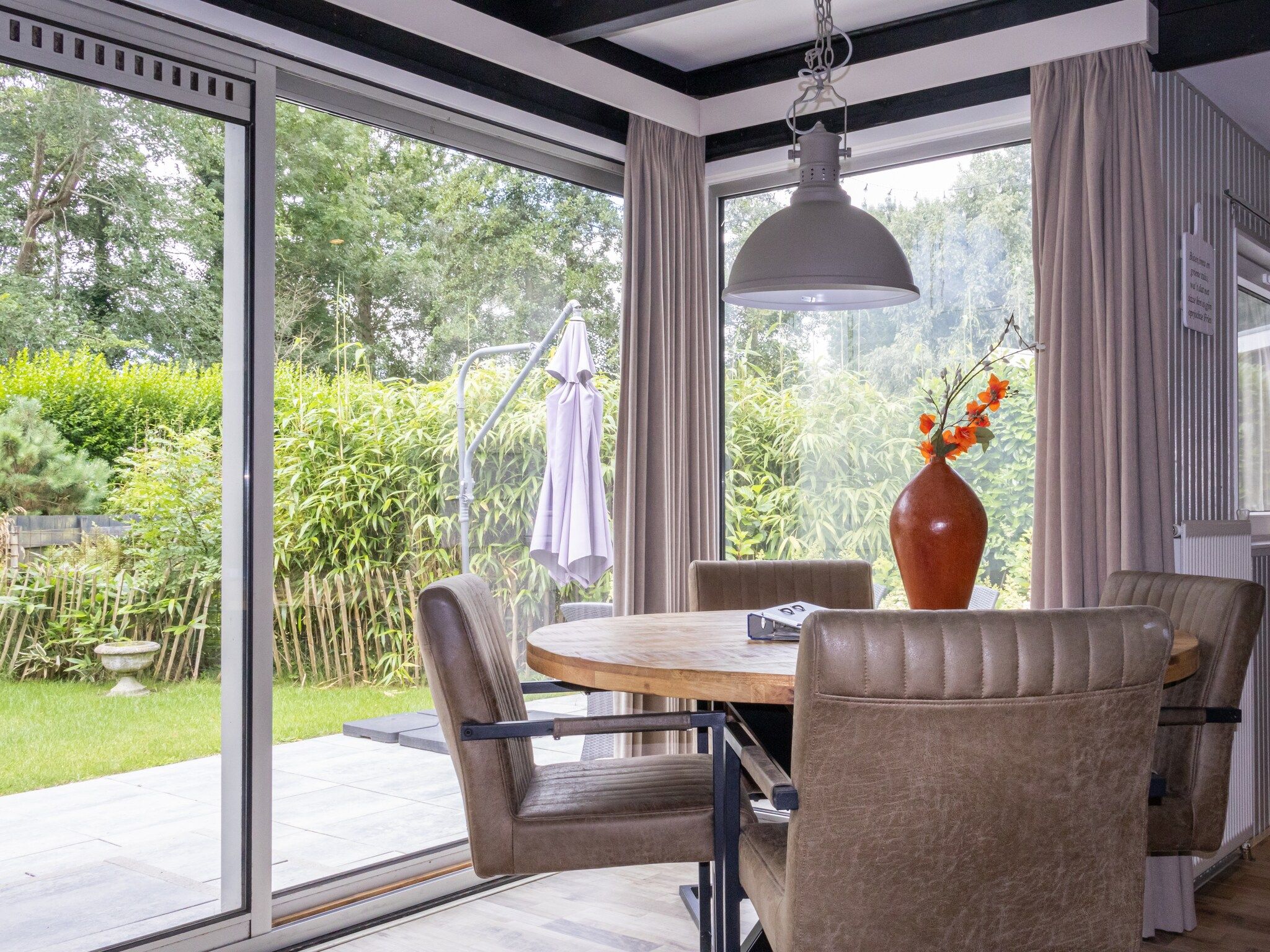 De eetkamer van Huis & Meer nabij het Ijsselmeer in Lemmer