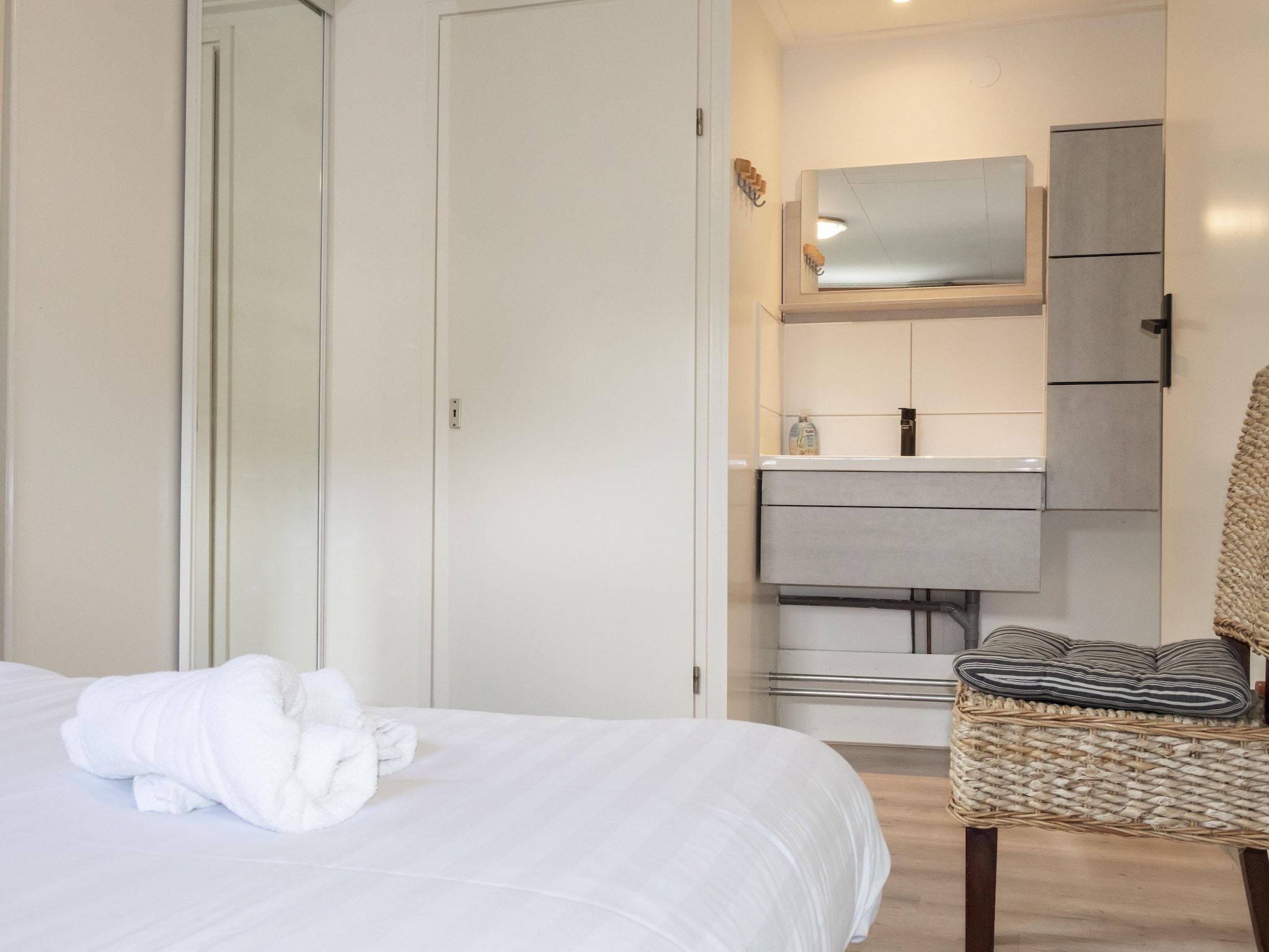 Een slaapkamer van Huis & Meer nabij het Ijsselmeer in Lemmer