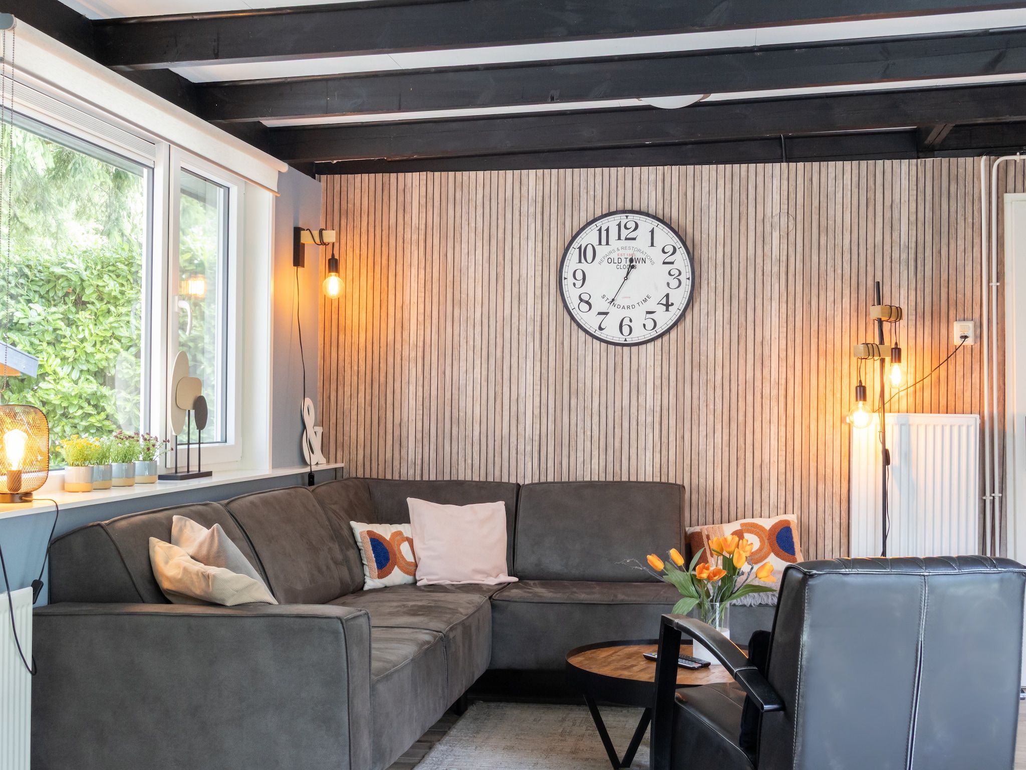 De woonkamer van Huis & Meer nabij het Ijsselmeer in Lemmer