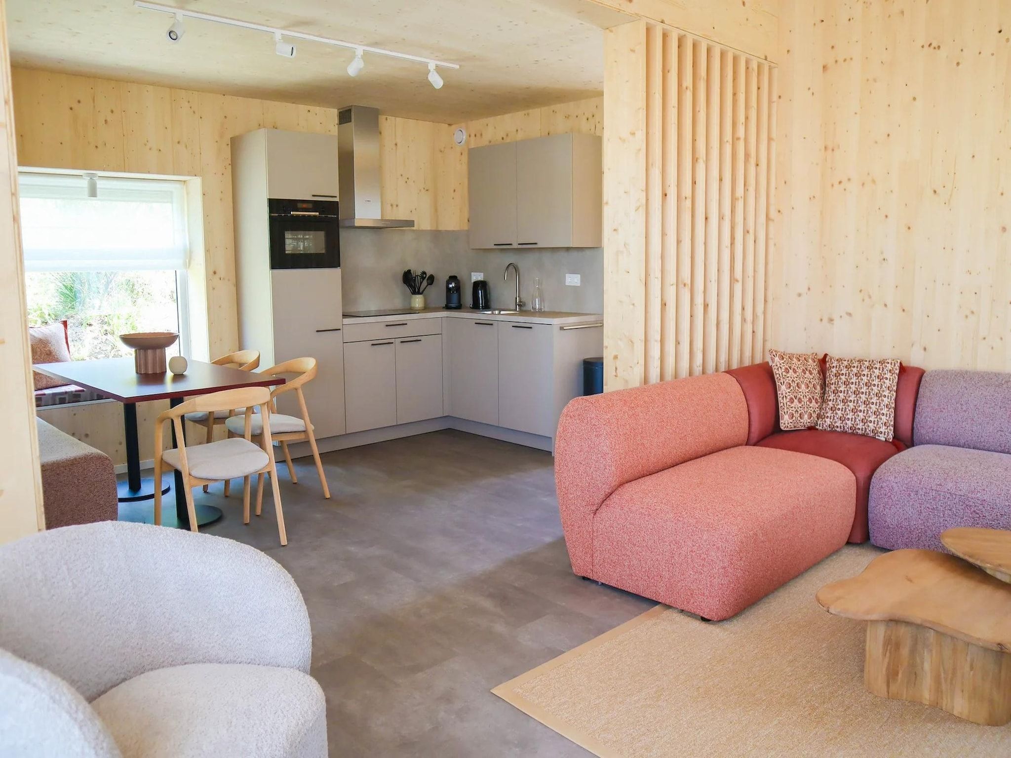 De woonkamer van Bungalow Ocean Deluxe 6 Person in ’s-Gravenzande