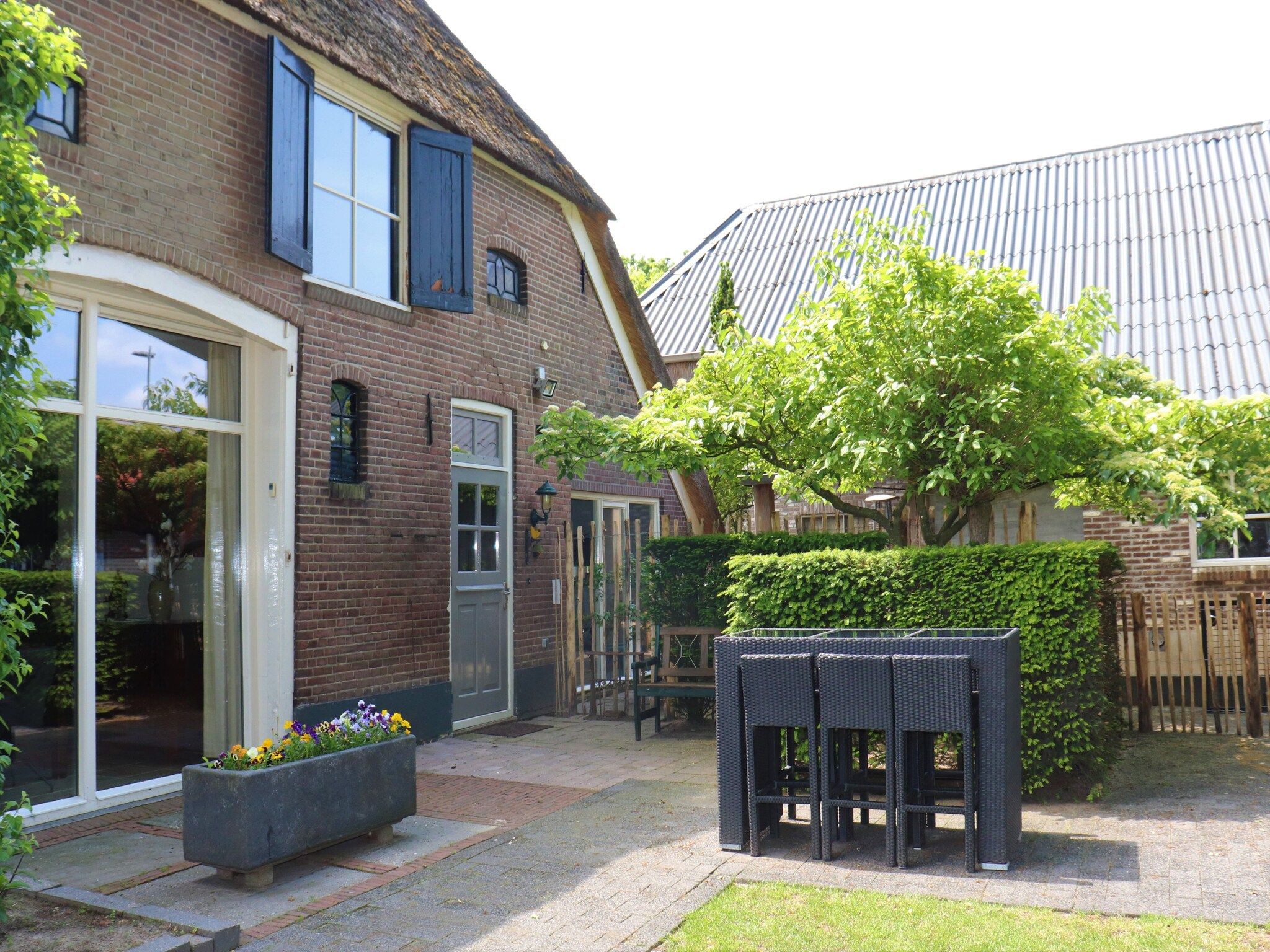 Het terras van Boerderij Mulder Dalerveen in Dalerveen