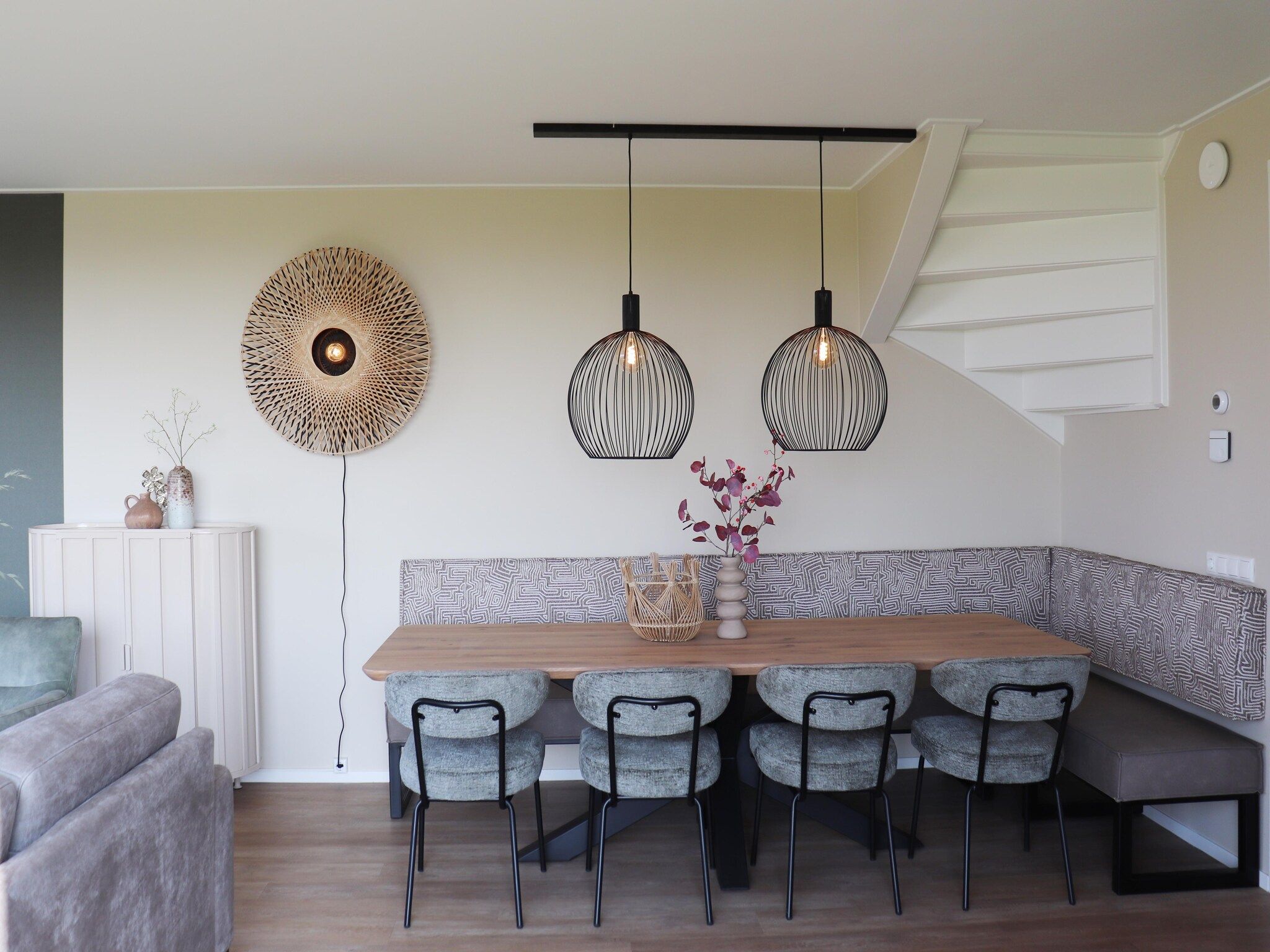 De eetkamer van Moderne villa op het Friese platteland in leons