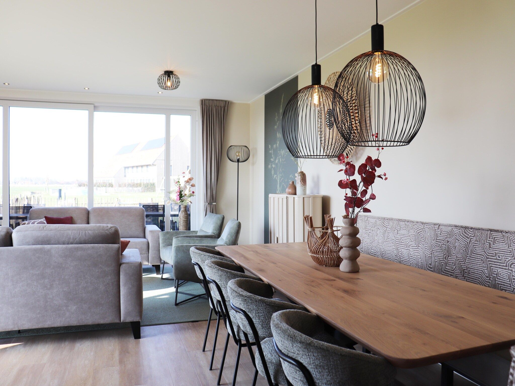 De eetkamer van Moderne villa op het Friese platteland in leons