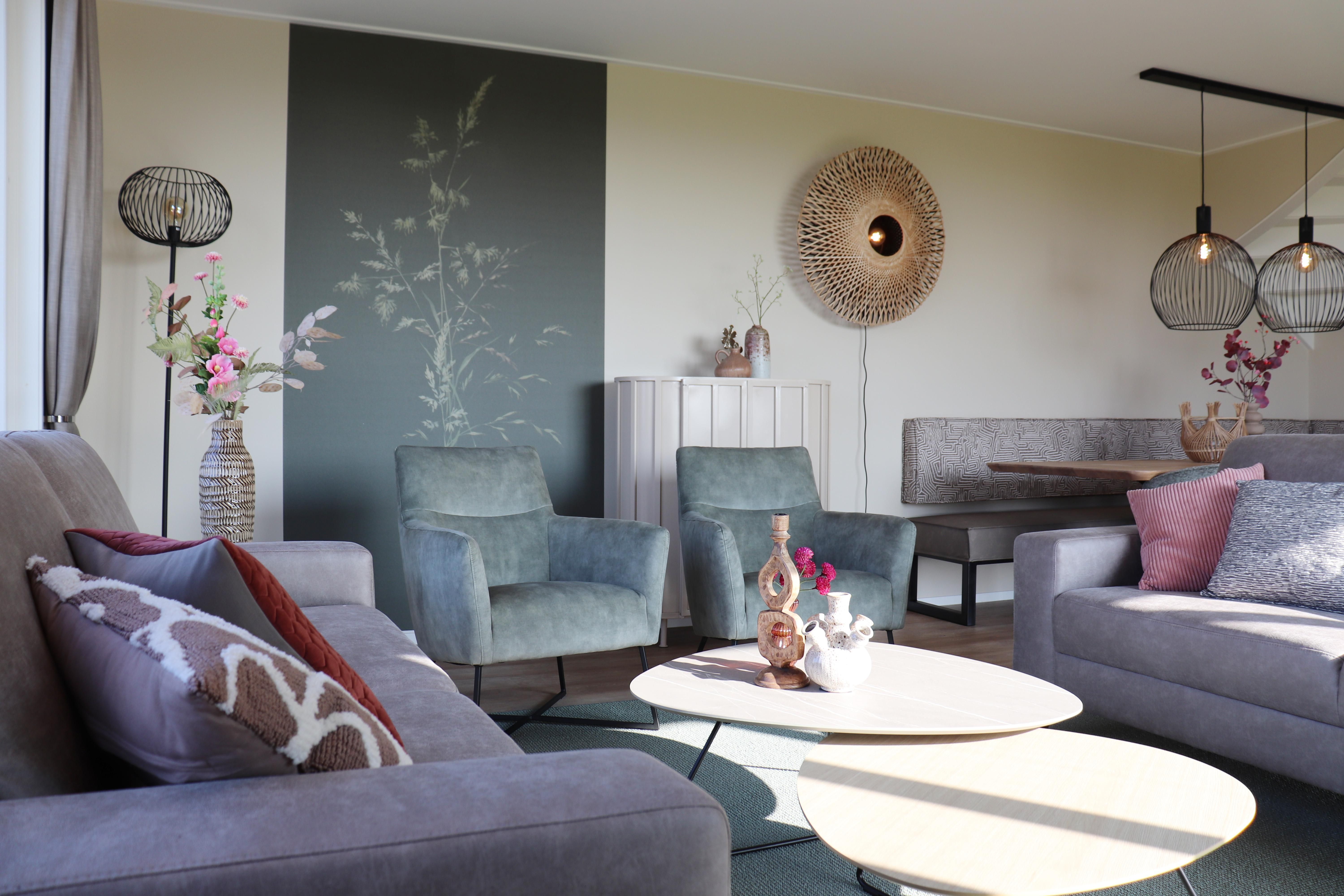 De woonkamer van Moderne villa op het Friese platteland in leons