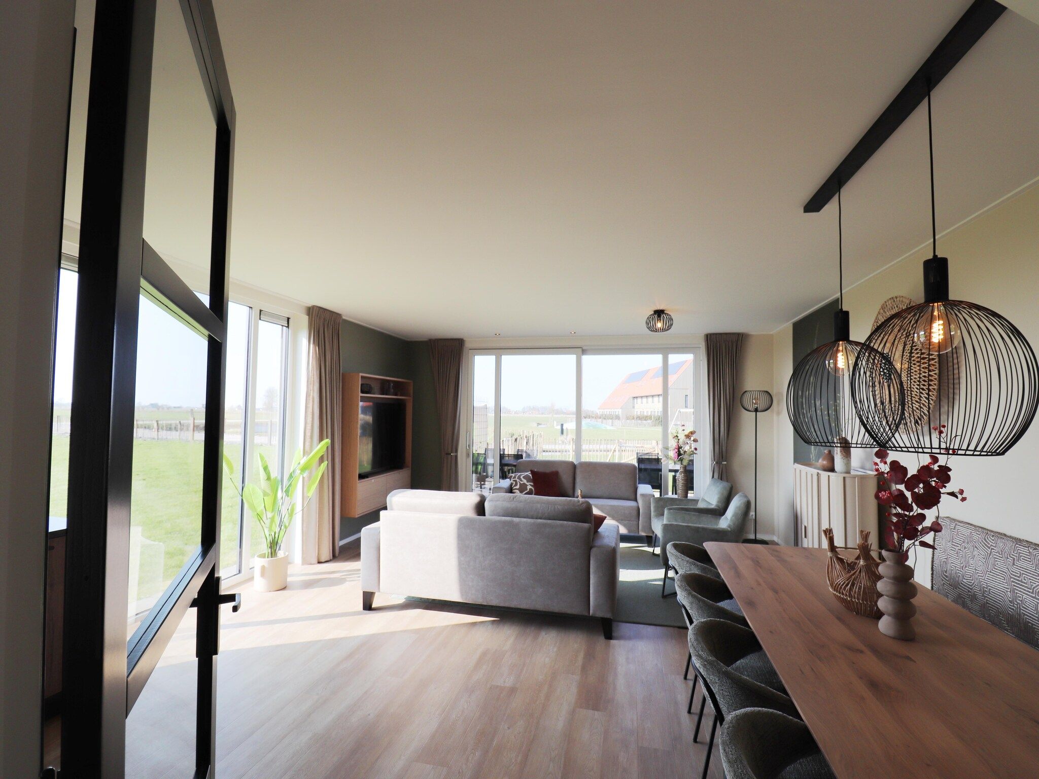 De woonkamer van Moderne villa op het Friese platteland in leons