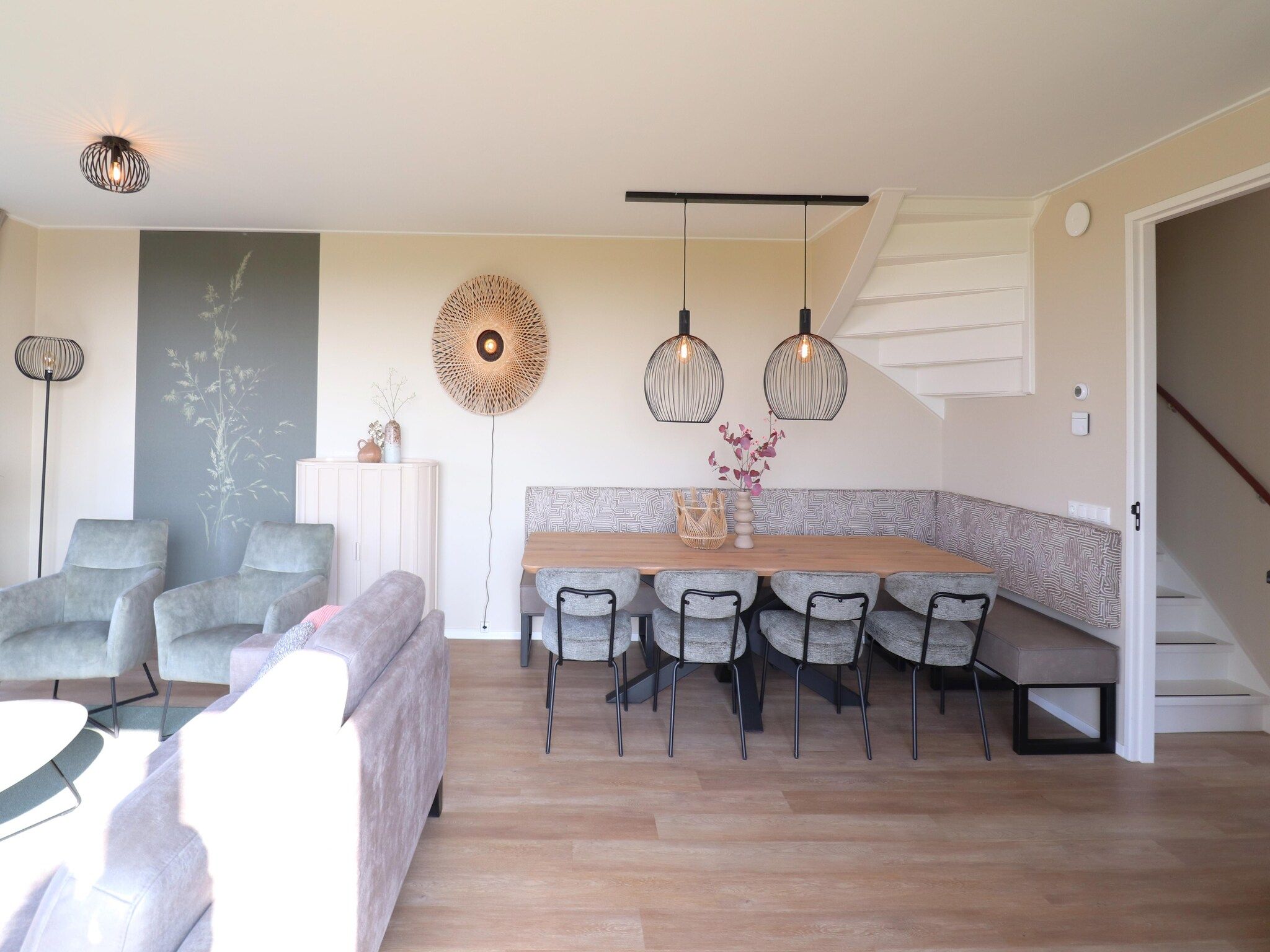 De woonkamer van Moderne villa op het Friese platteland in leons