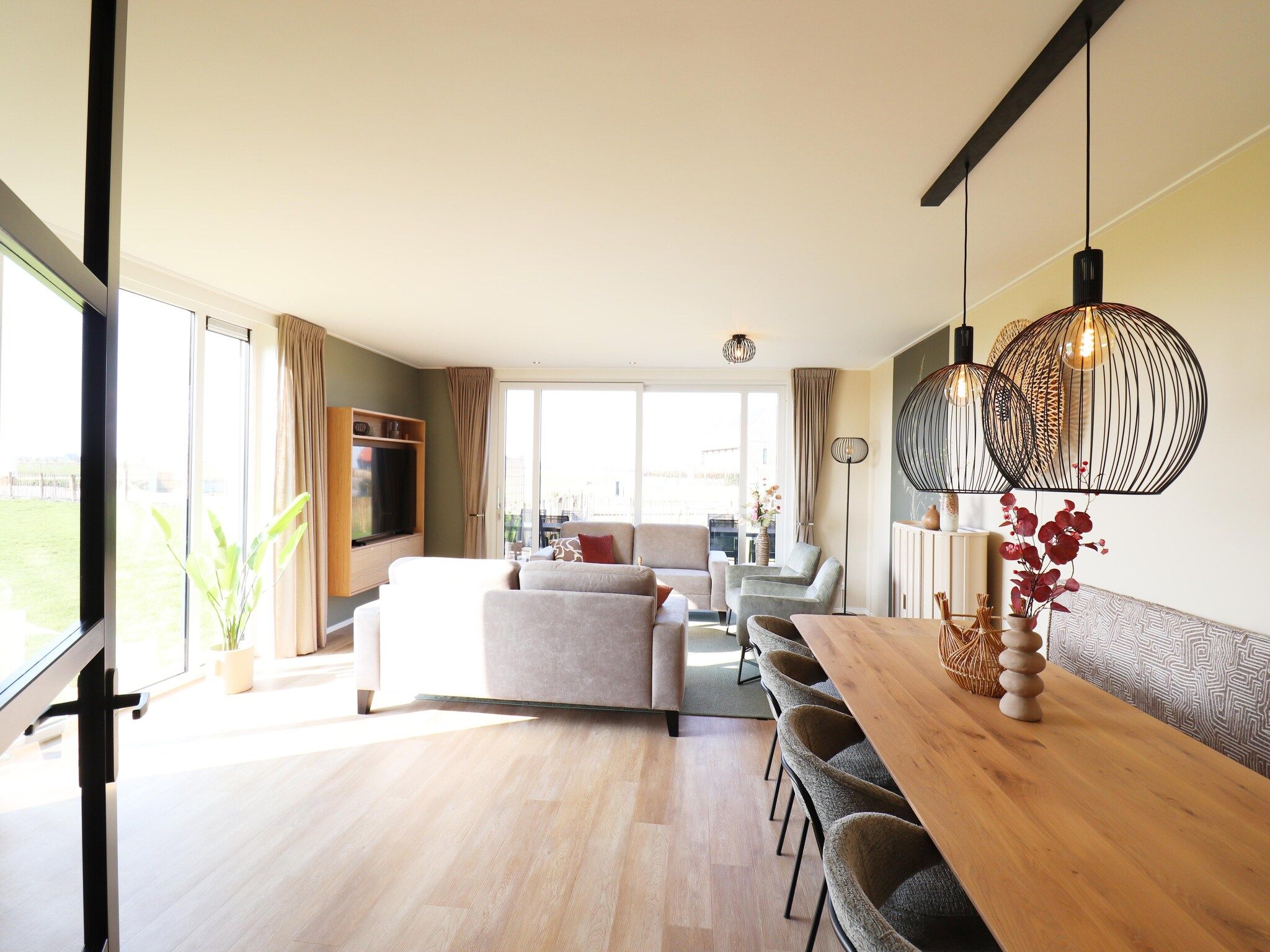 De woonkamer van Moderne villa op het Friese platteland in leons