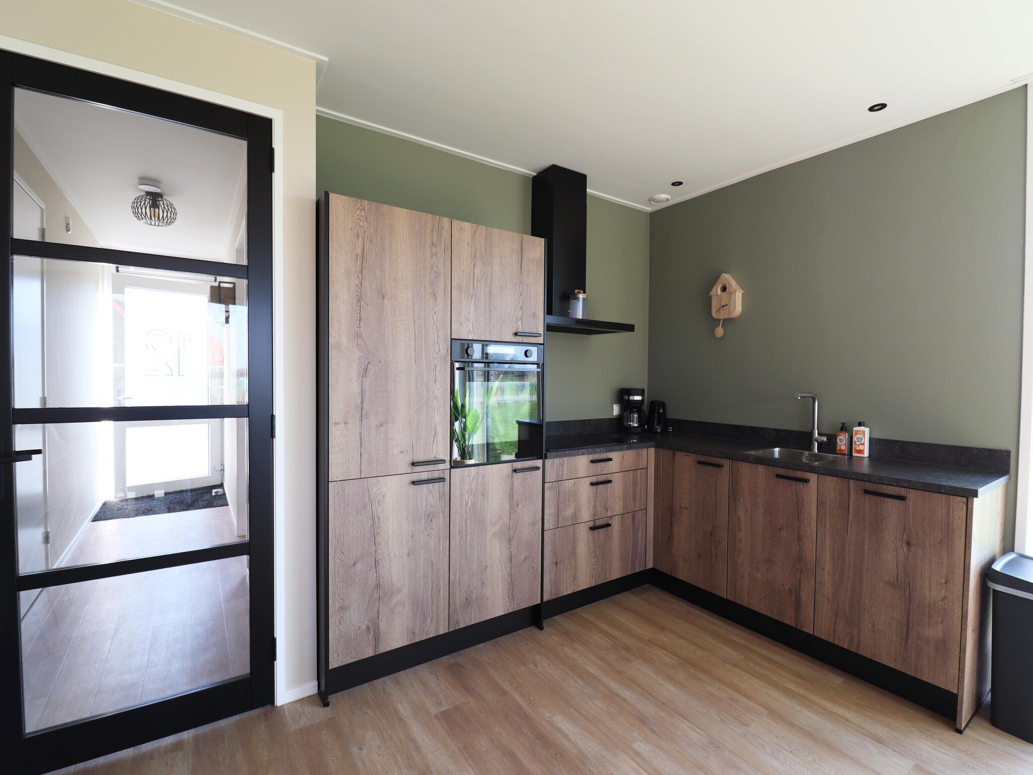De keuken van Moderne villa op het Friese platteland in leons