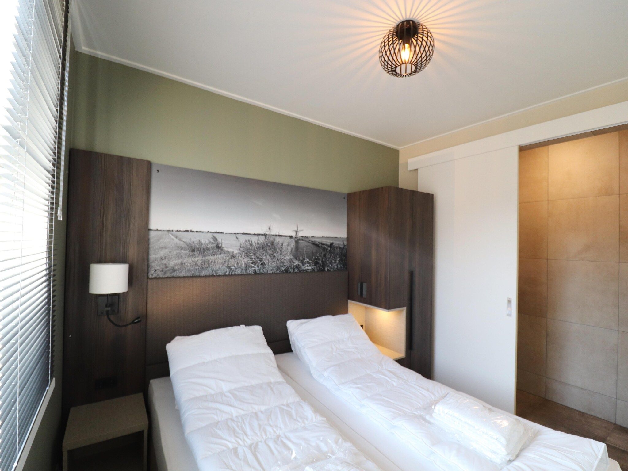 Een slaapkamer van Moderne villa op het Friese platteland in leons