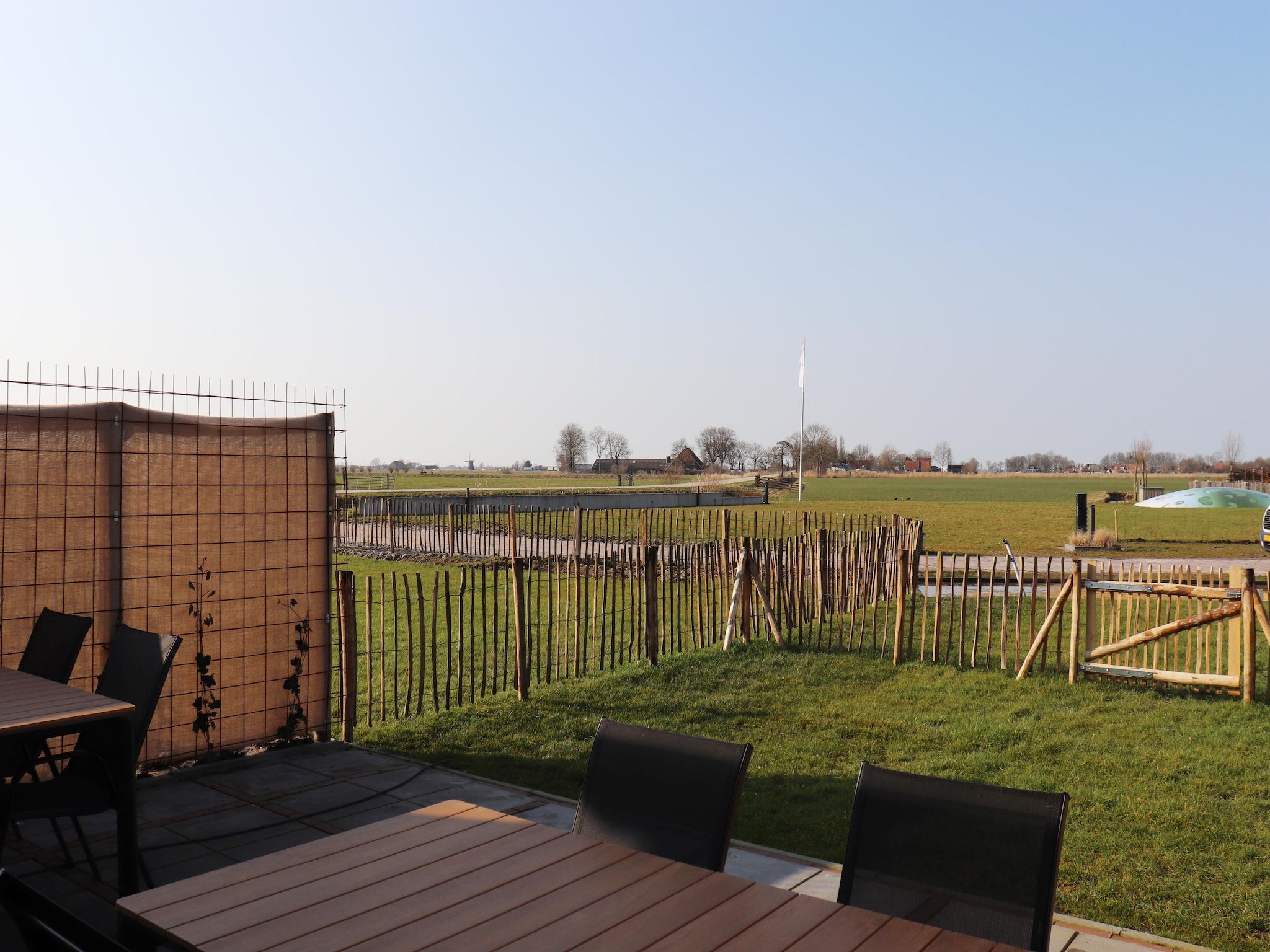 De tuin van Moderne villa op het Friese platteland in leons