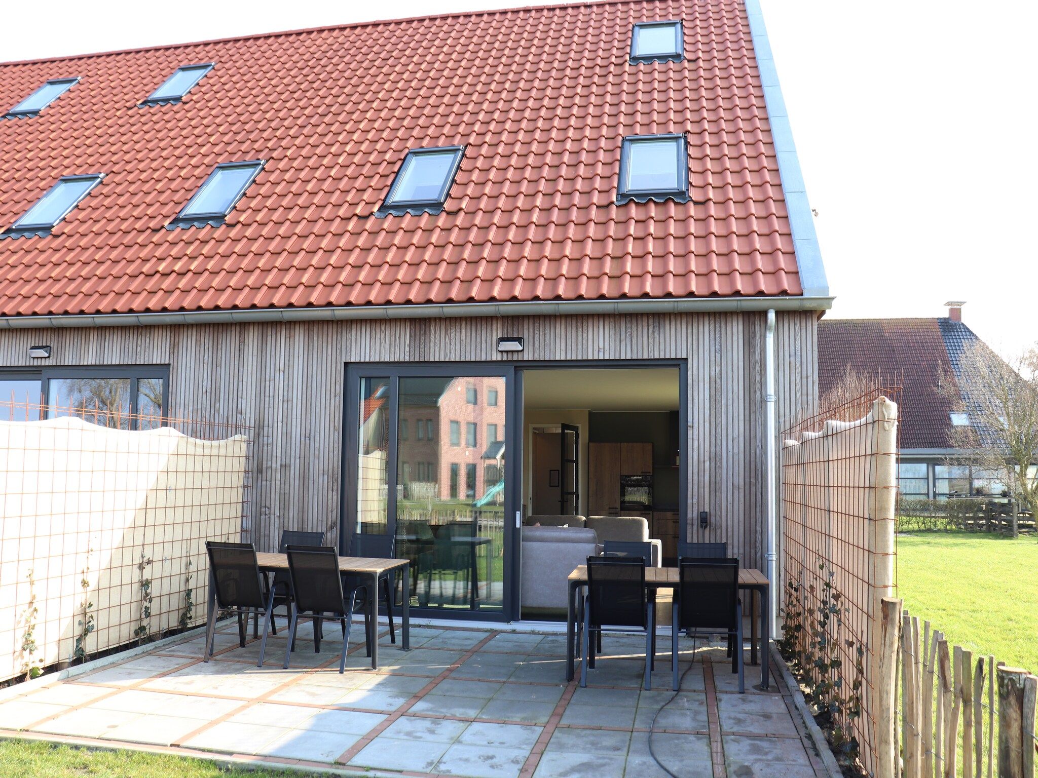 Het terras van Moderne villa op het Friese platteland in leons