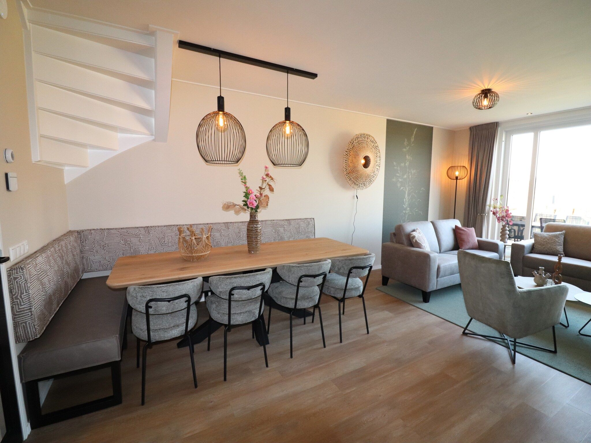 De eetkamer van Moderne villa op het Friese platteland in leons