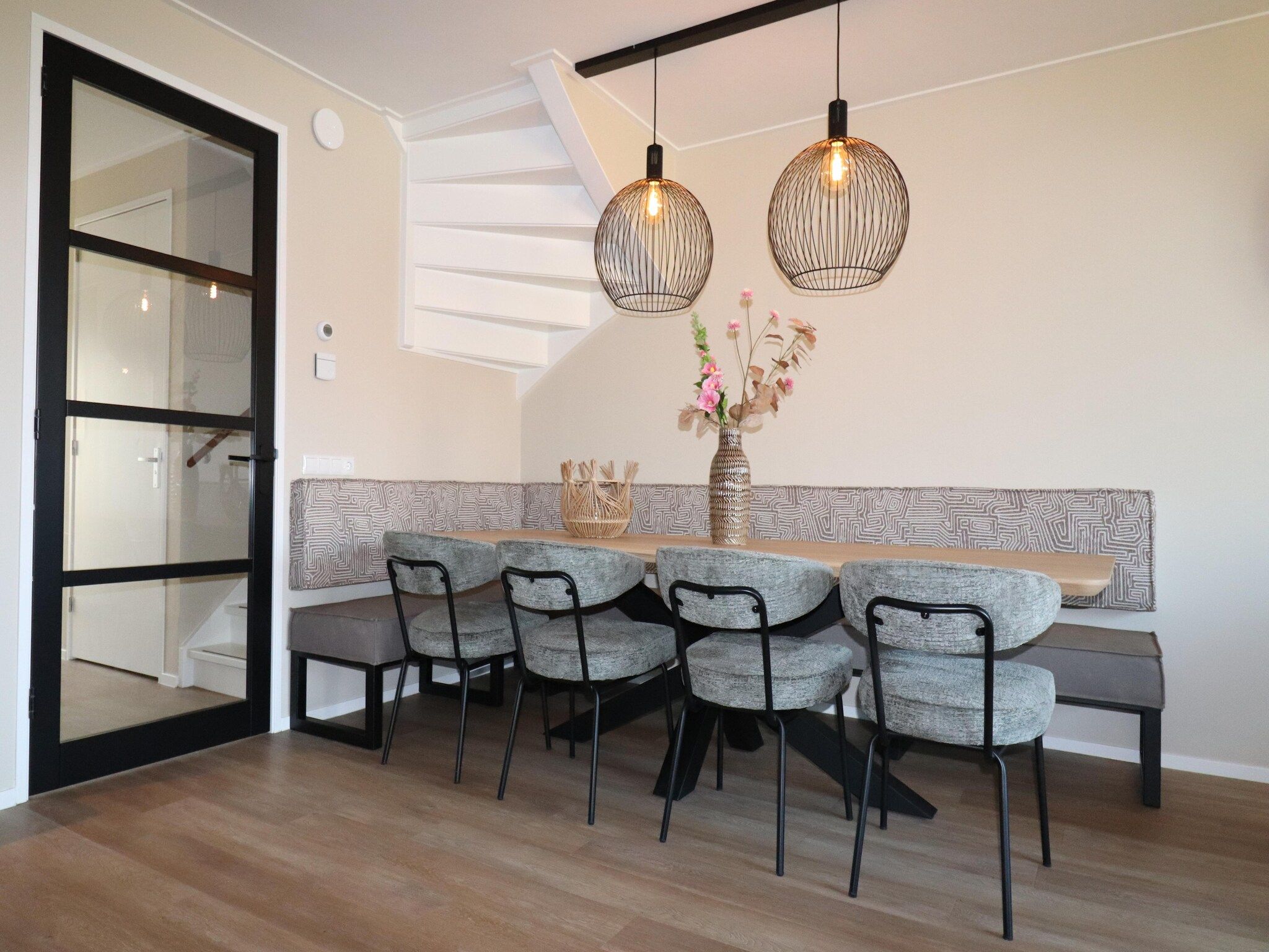 De eetkamer van Moderne villa op het Friese platteland in leons