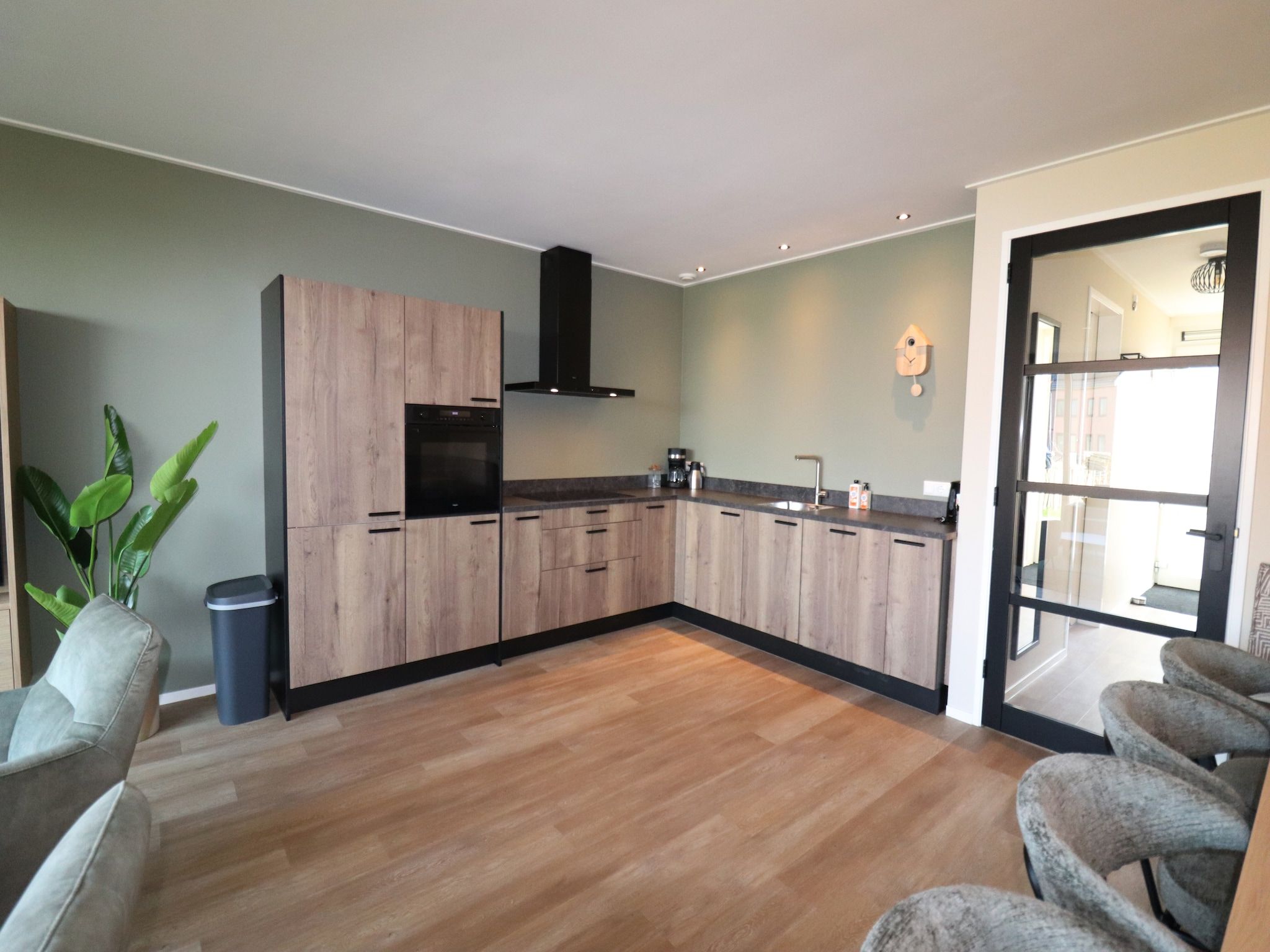 De keuken van Moderne villa op het Friese platteland in leons