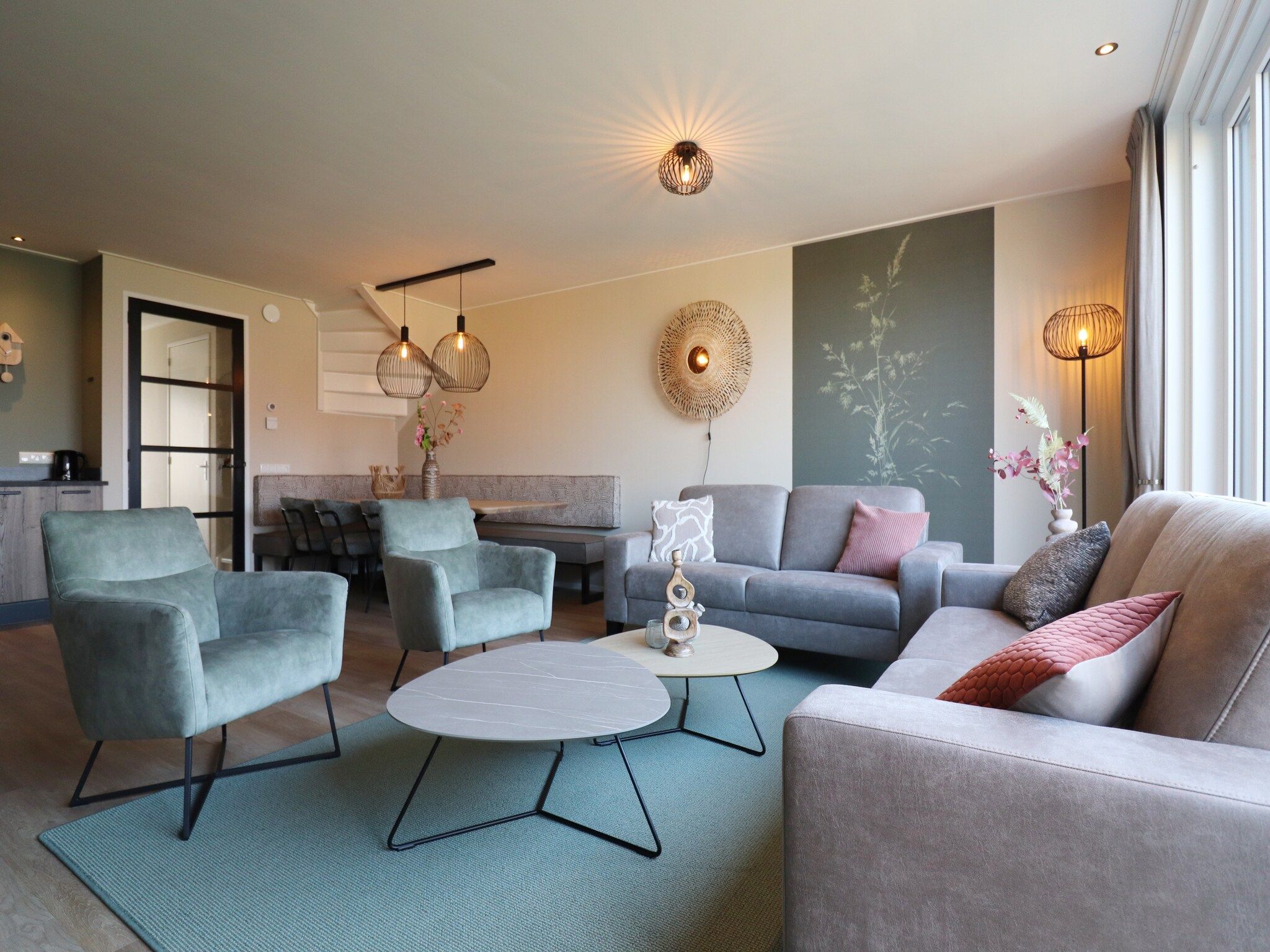 De woonkamer van Moderne villa op het Friese platteland in leons