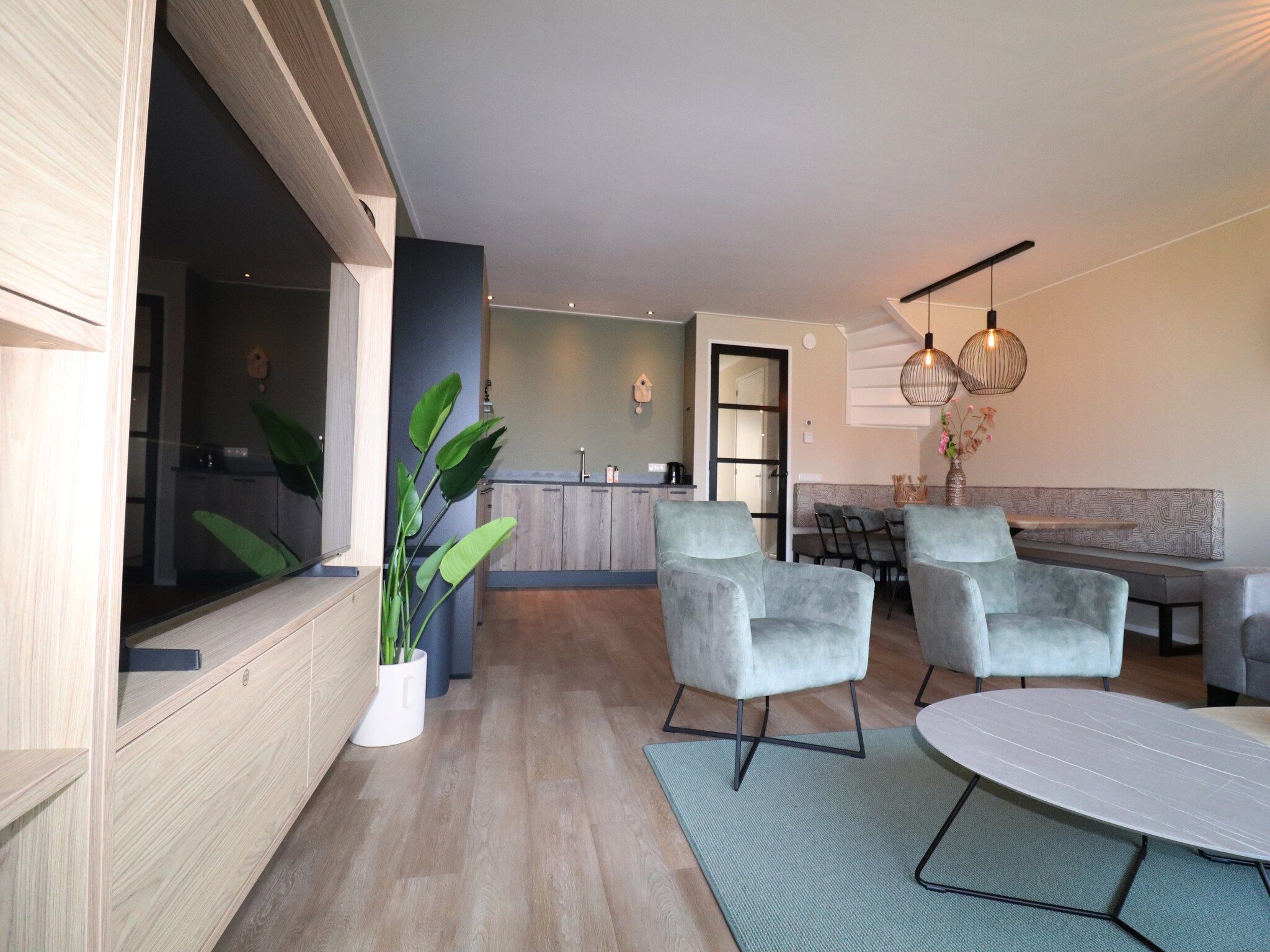 De woonkamer van Moderne villa op het Friese platteland in leons