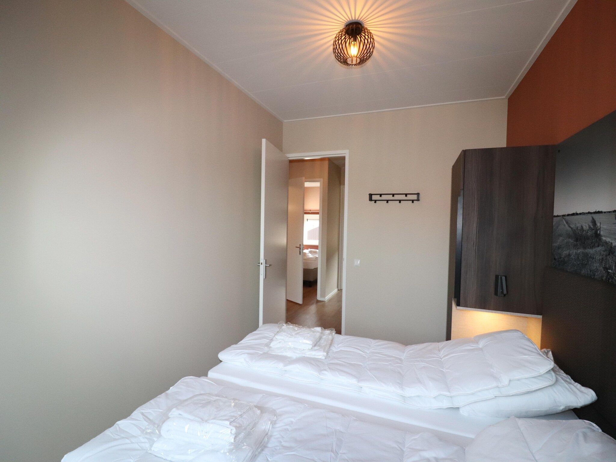 Een slaapkamer van Moderne villa op het Friese platteland in leons