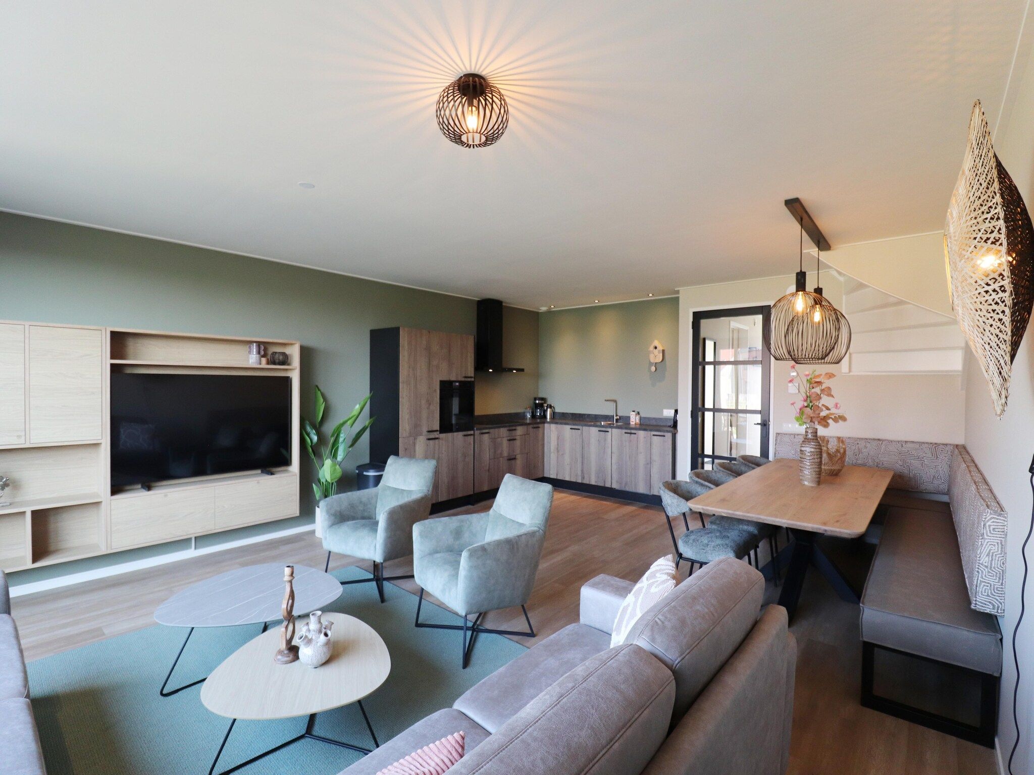 De woonkamer van Moderne villa op het Friese platteland in leons