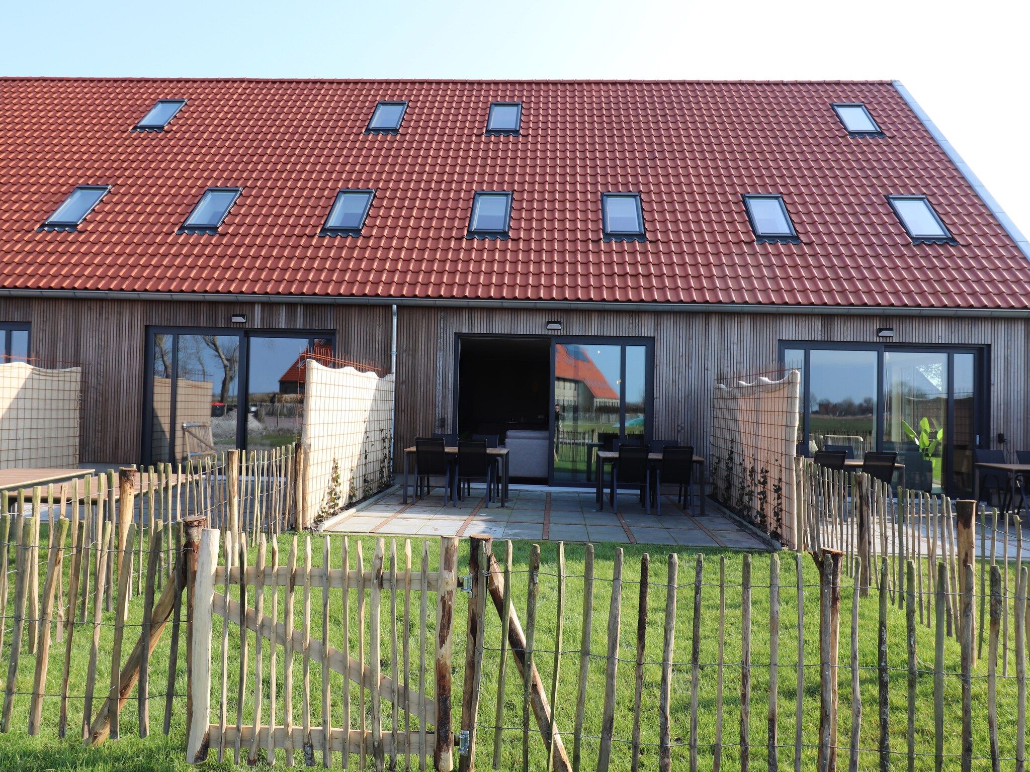Het terras van Moderne villa op het Friese platteland in leons