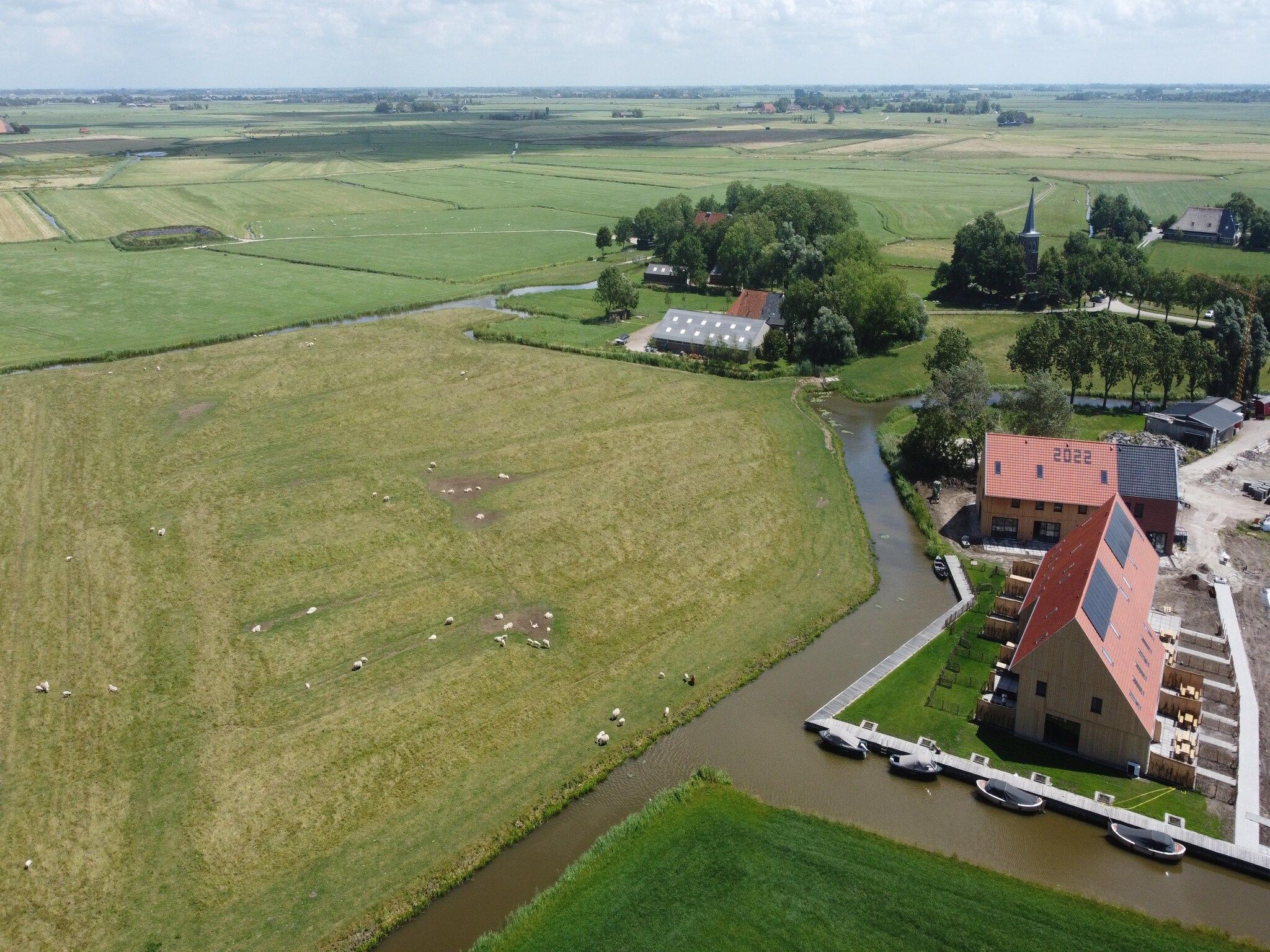 De omgeving van Moderne villa op het Friese platteland in leons