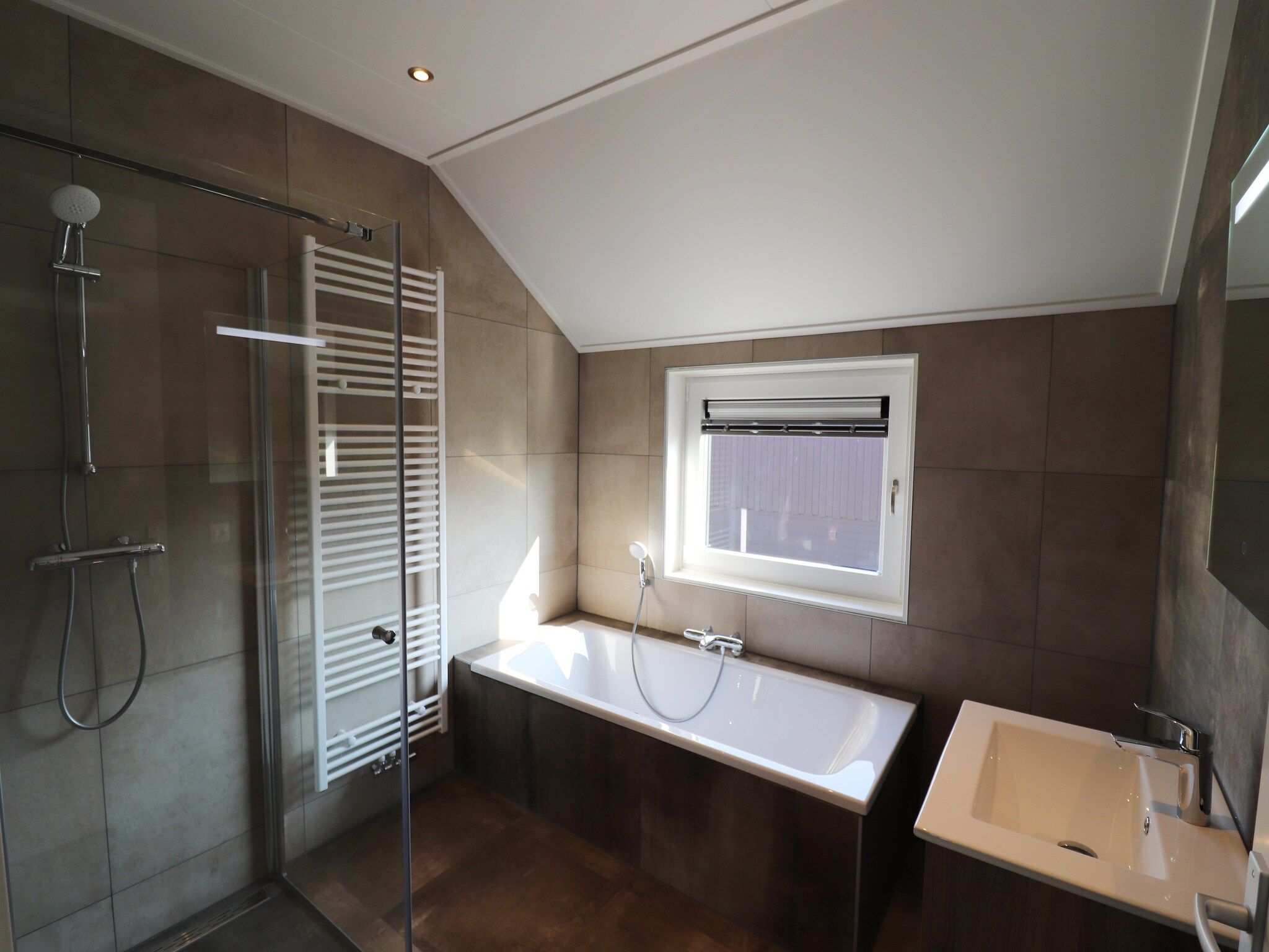 De badkamer van Moderne villa op het Friese platteland in leons