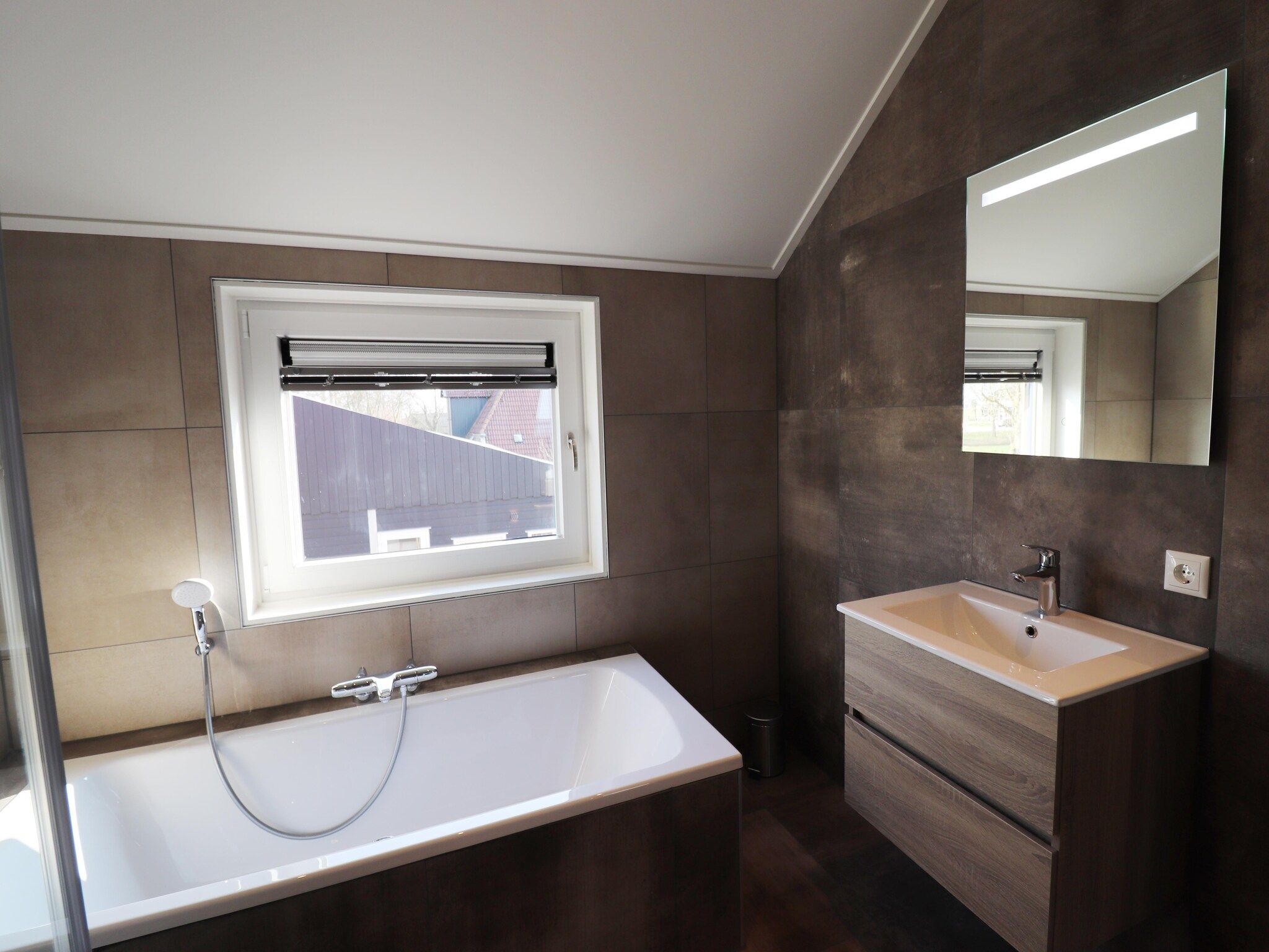 De badkamer van Moderne villa op het Friese platteland in leons