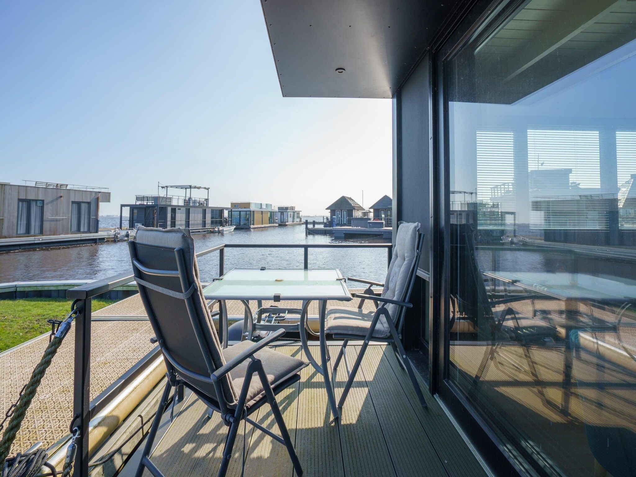 Het terras van Houseboat Meerzicht in Offingawier