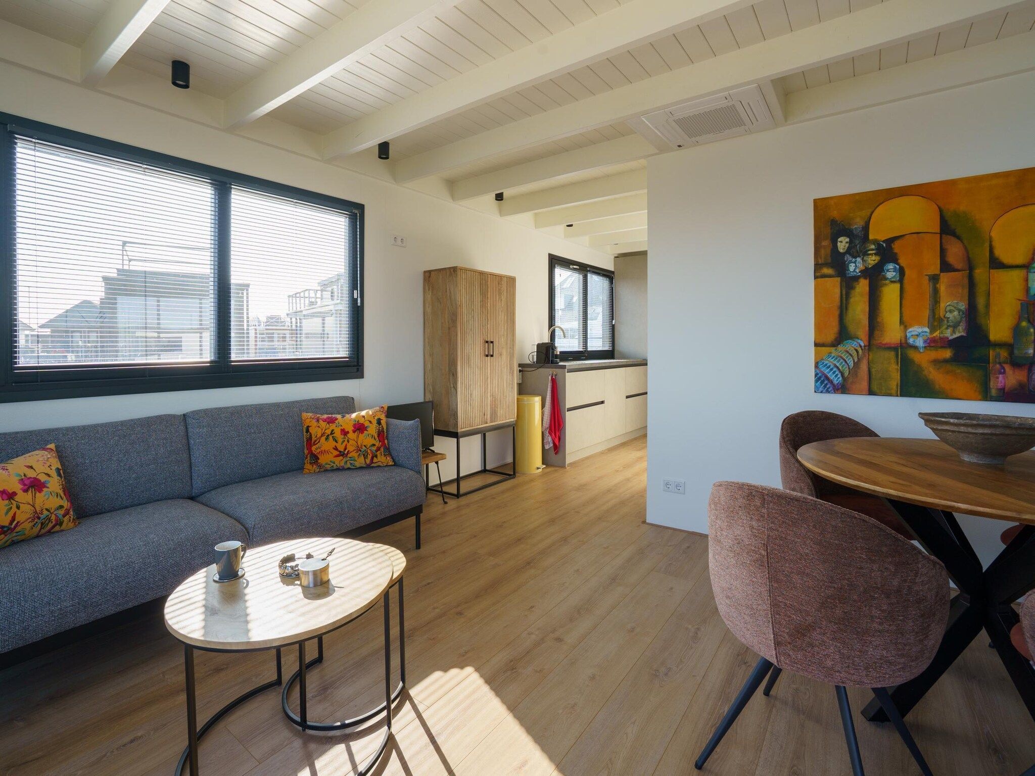De woonkamer van Houseboat Meerzicht in Offingawier