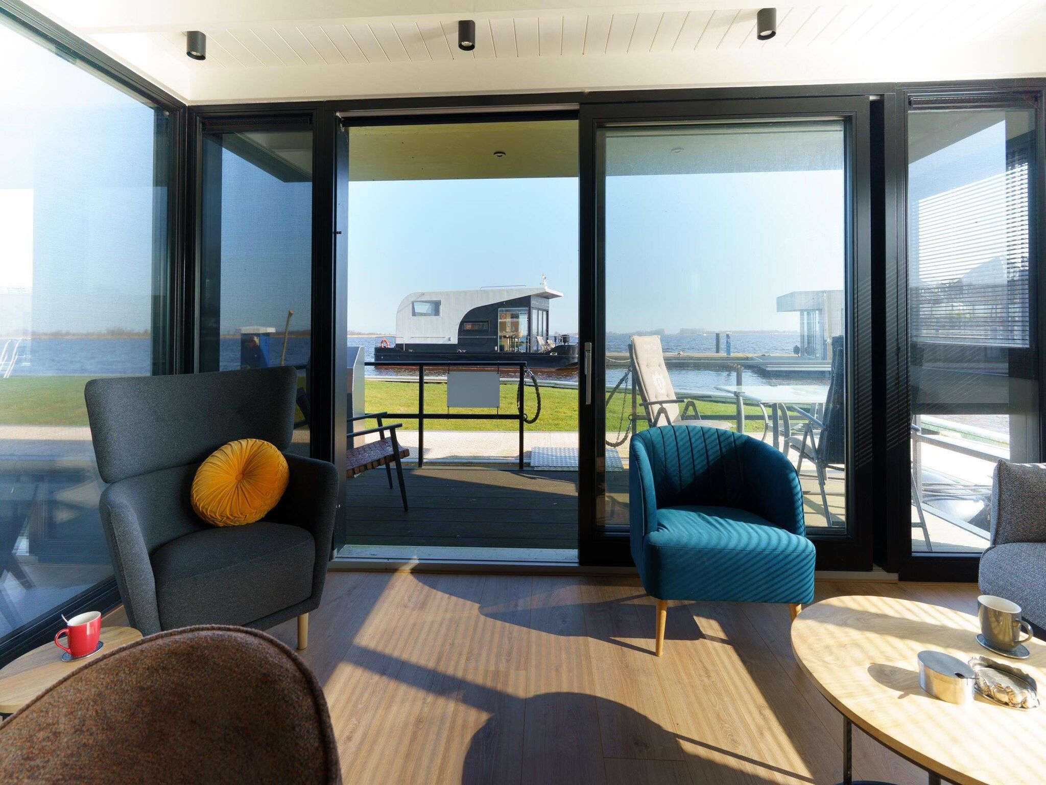 De woonkamer van Houseboat Meerzicht in Offingawier