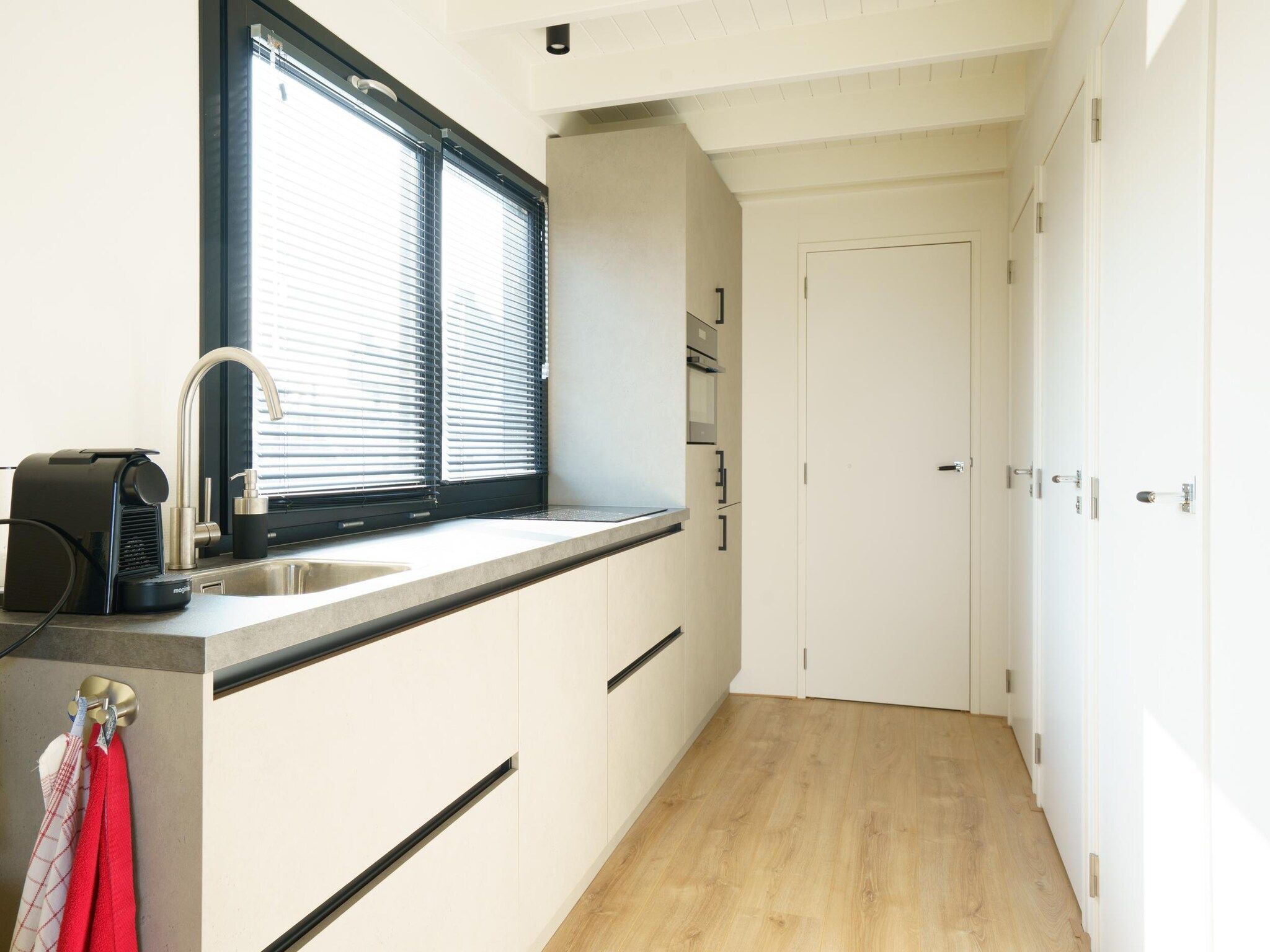 De keuken van Houseboat Meerzicht in Offingawier