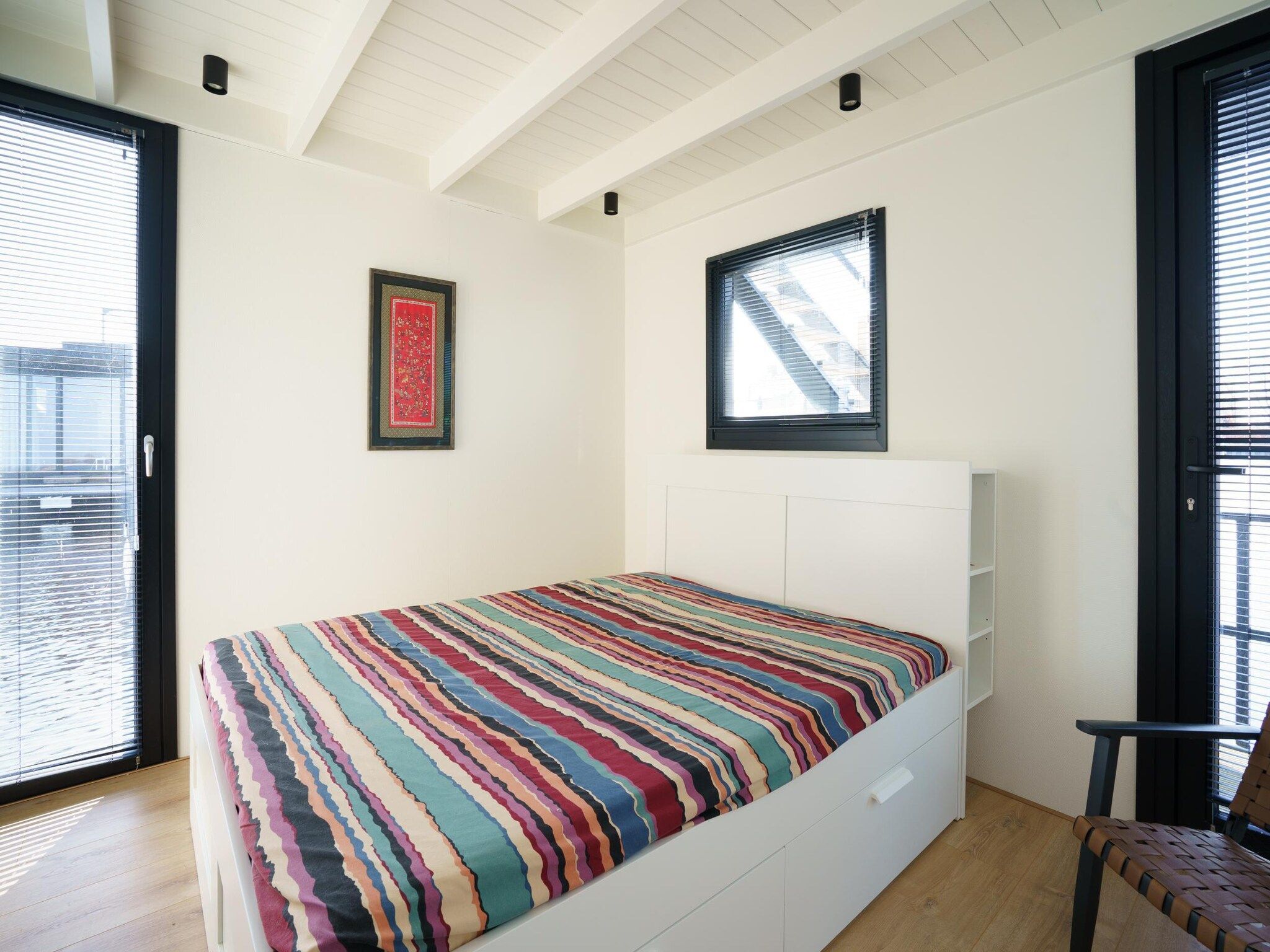Een slaapkamer van Houseboat Meerzicht in Offingawier