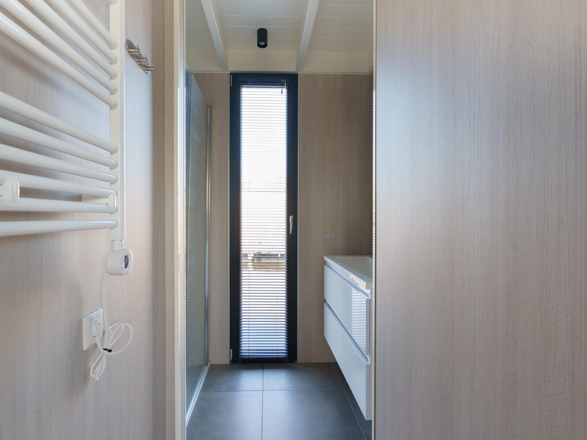 De badkamer van Houseboat Meerzicht in Offingawier