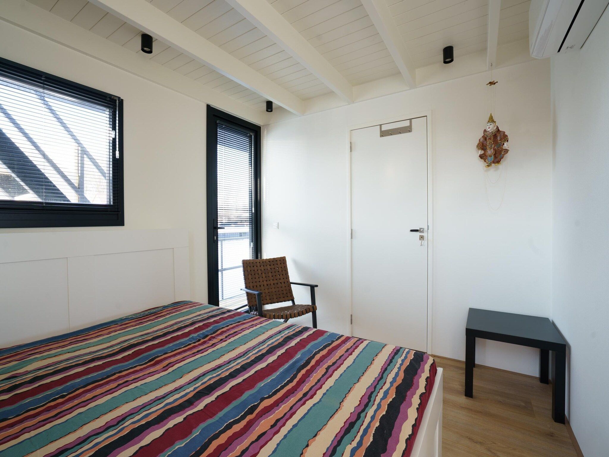 Een slaapkamer van Houseboat Meerzicht in Offingawier
