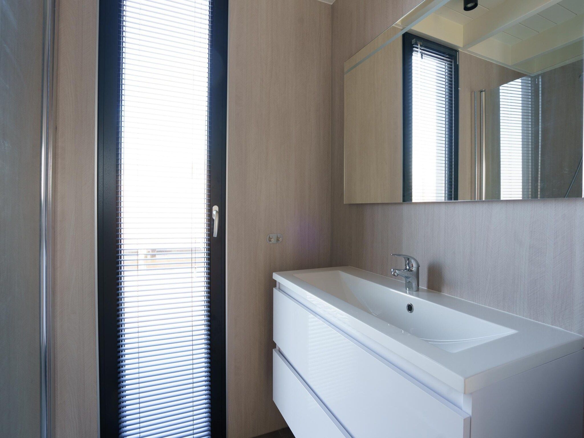 De badkamer van Houseboat Meerzicht in Offingawier