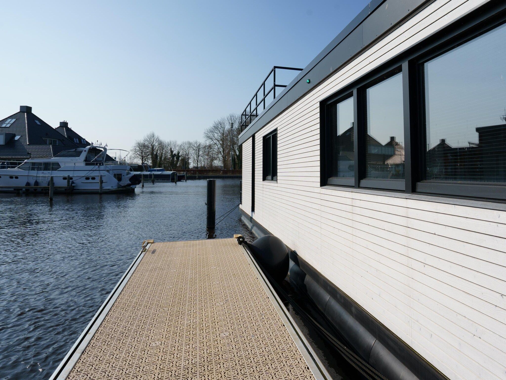 Het terras van Houseboat Meerzicht in Offingawier