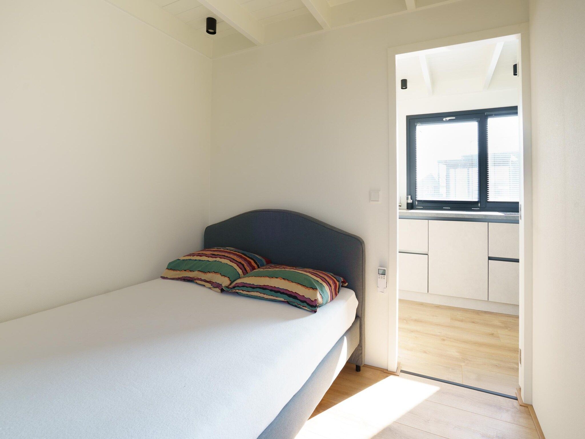 Een slaapkamer van Houseboat Meerzicht in Offingawier