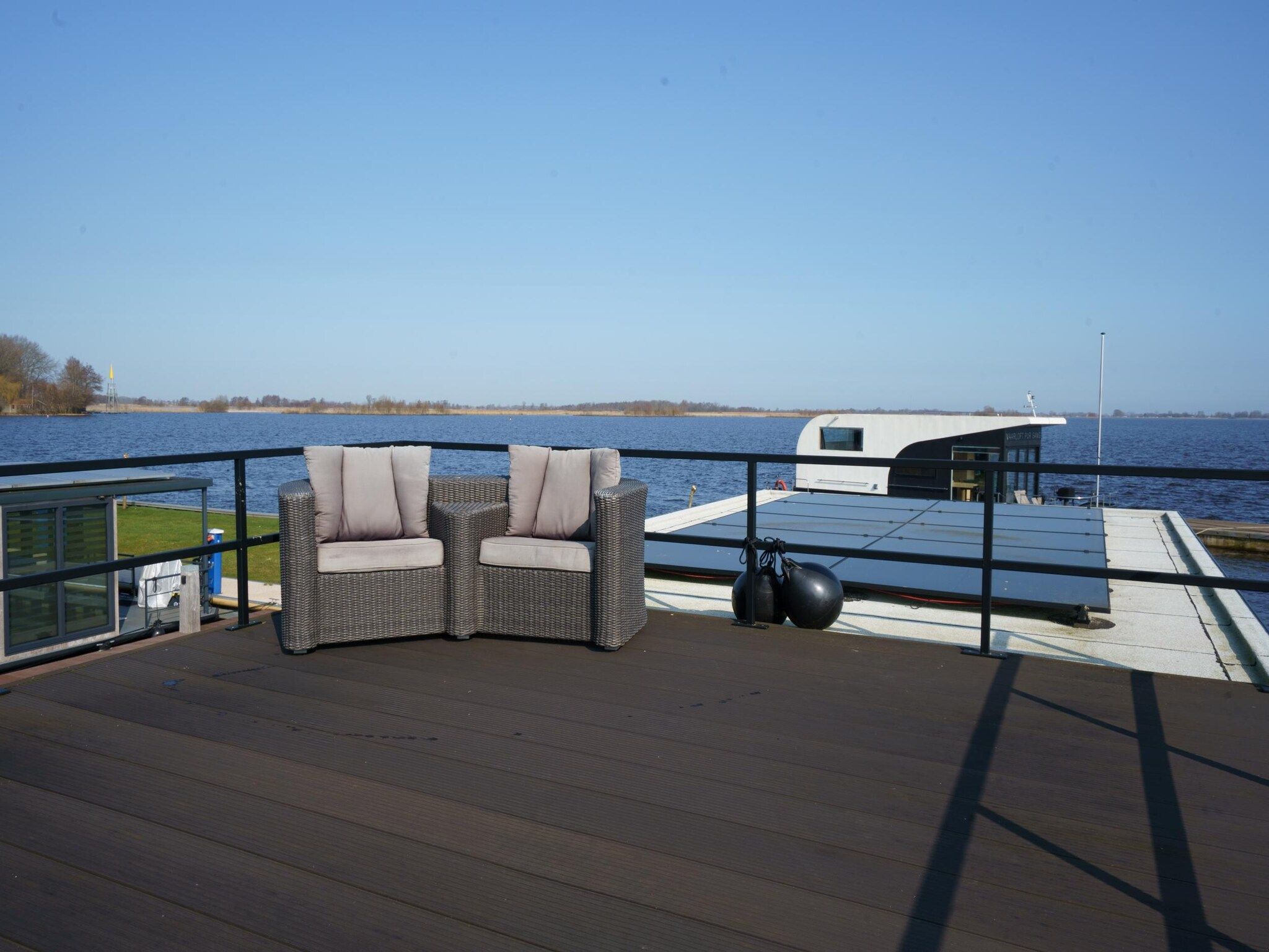 Het terras van Houseboat Meerzicht in Offingawier