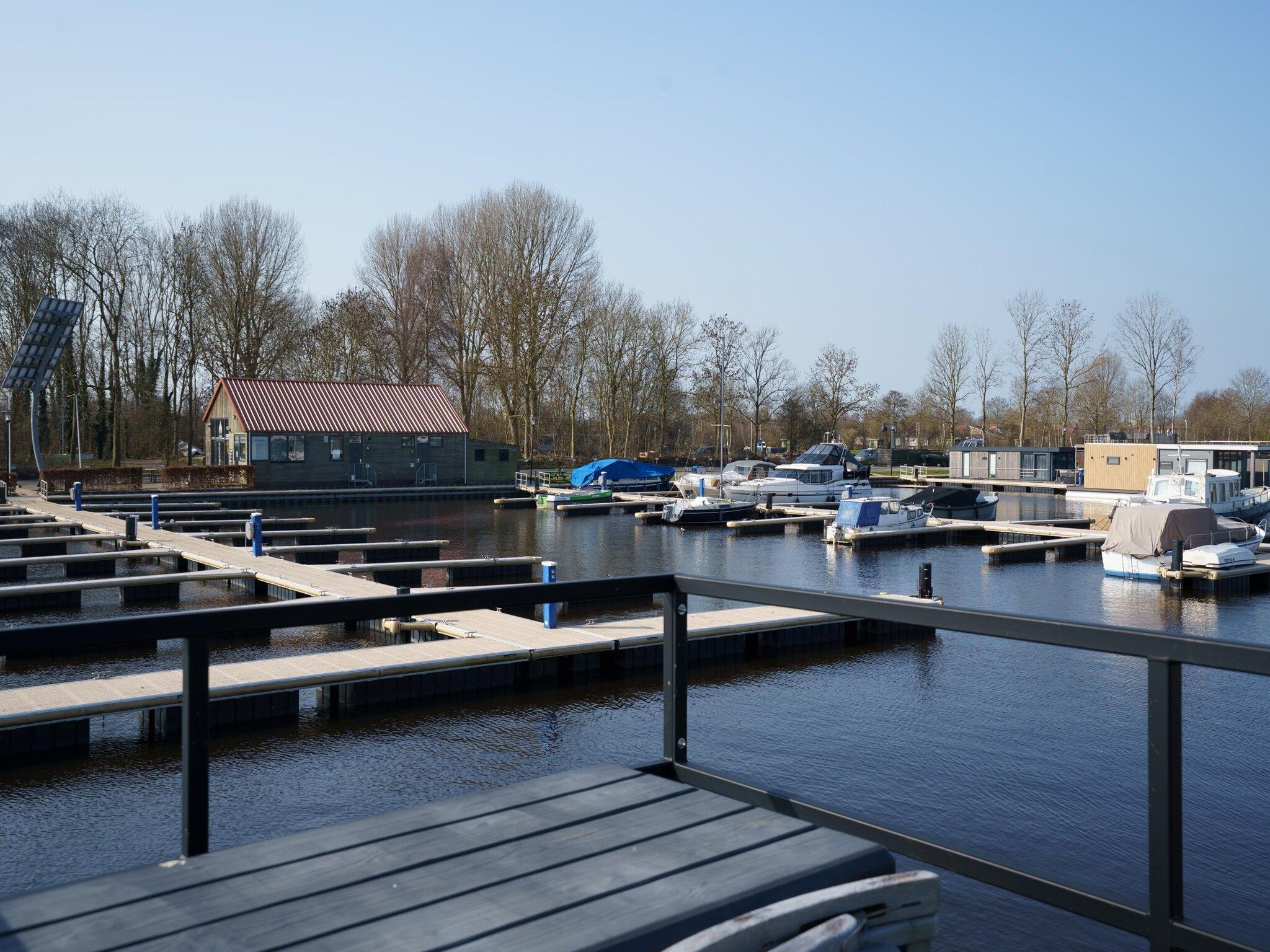 Het terras van Houseboat Meerzicht in Offingawier