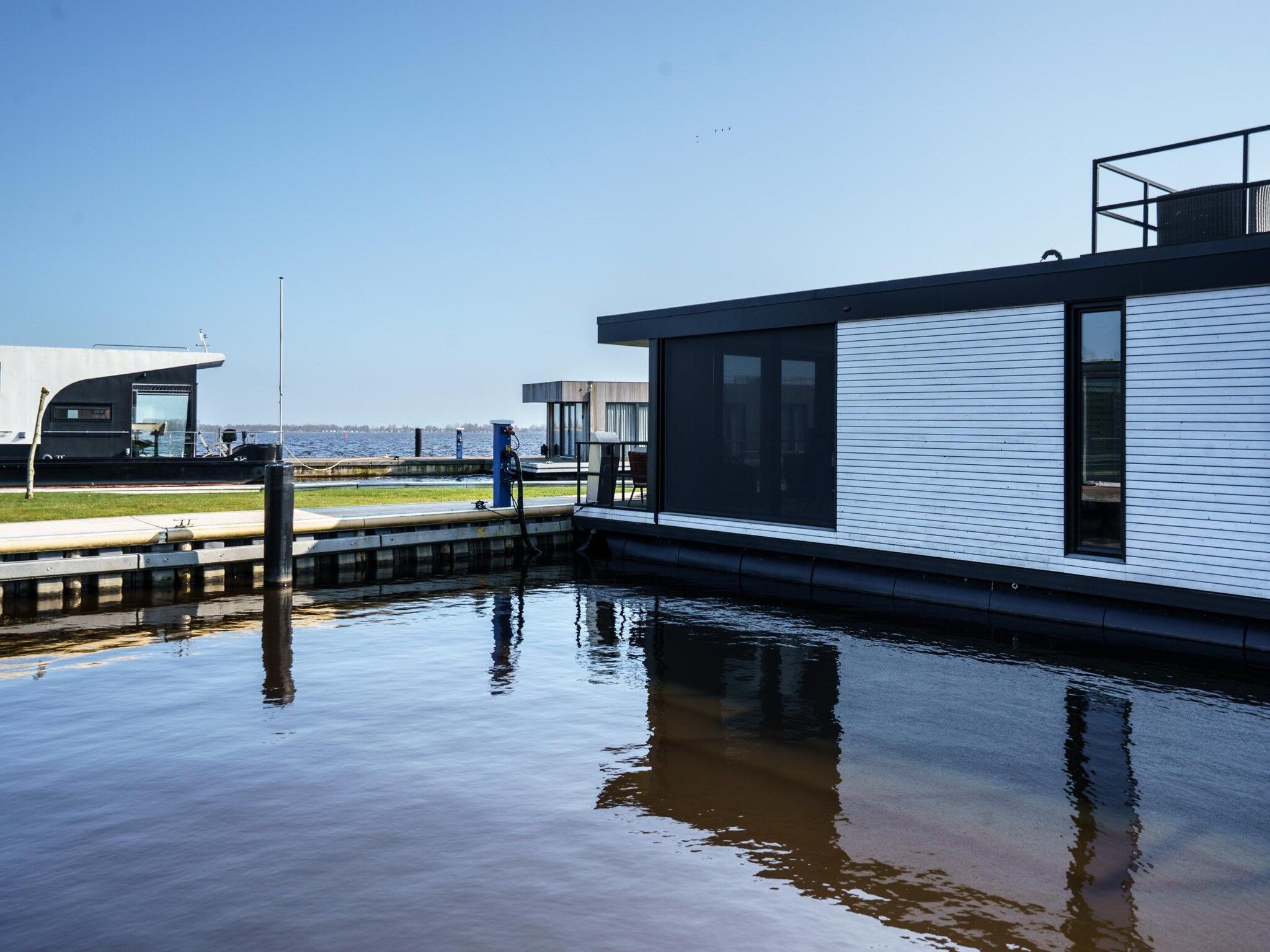 De buitenkant van Houseboat Meerzicht in Offingawier