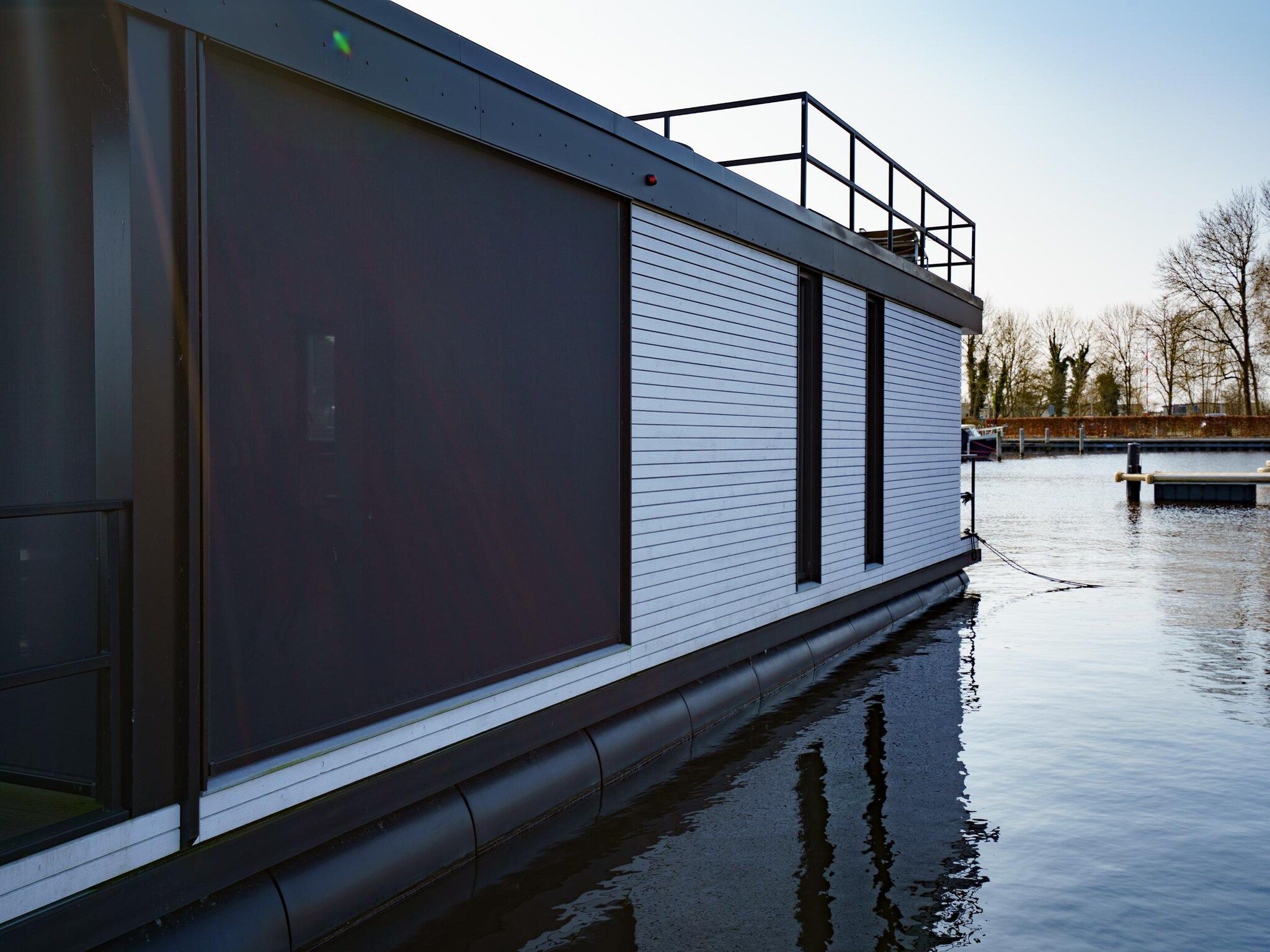 De buitenkant van Houseboat Meerzicht in Offingawier