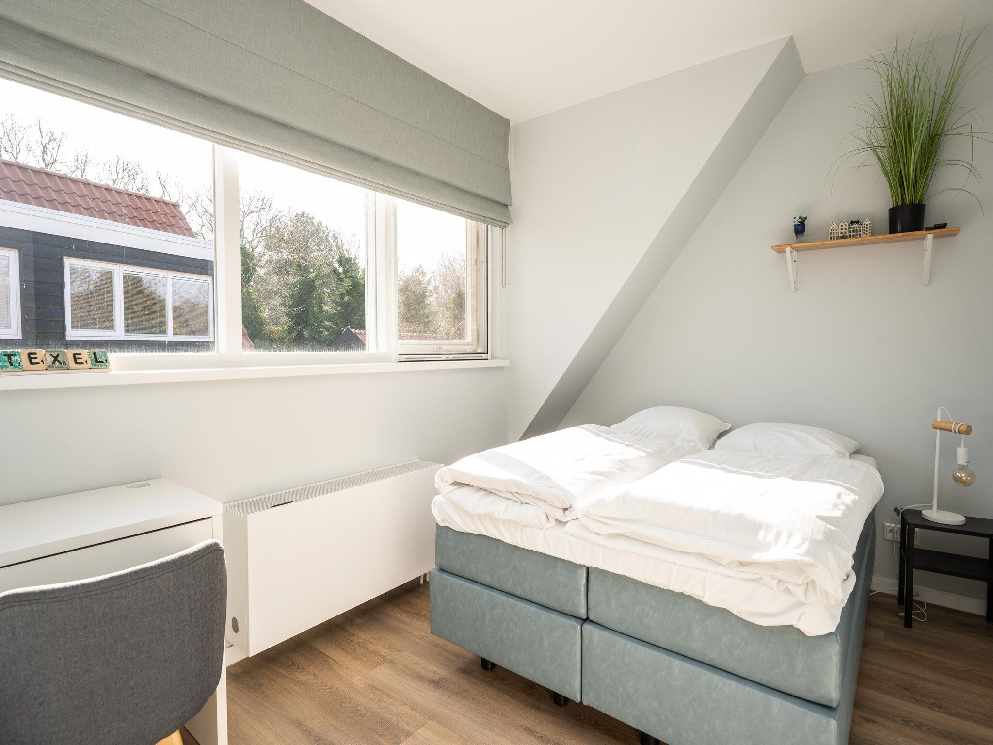 Een slaapkamer van Mienterbos-Duinglop in De Koog