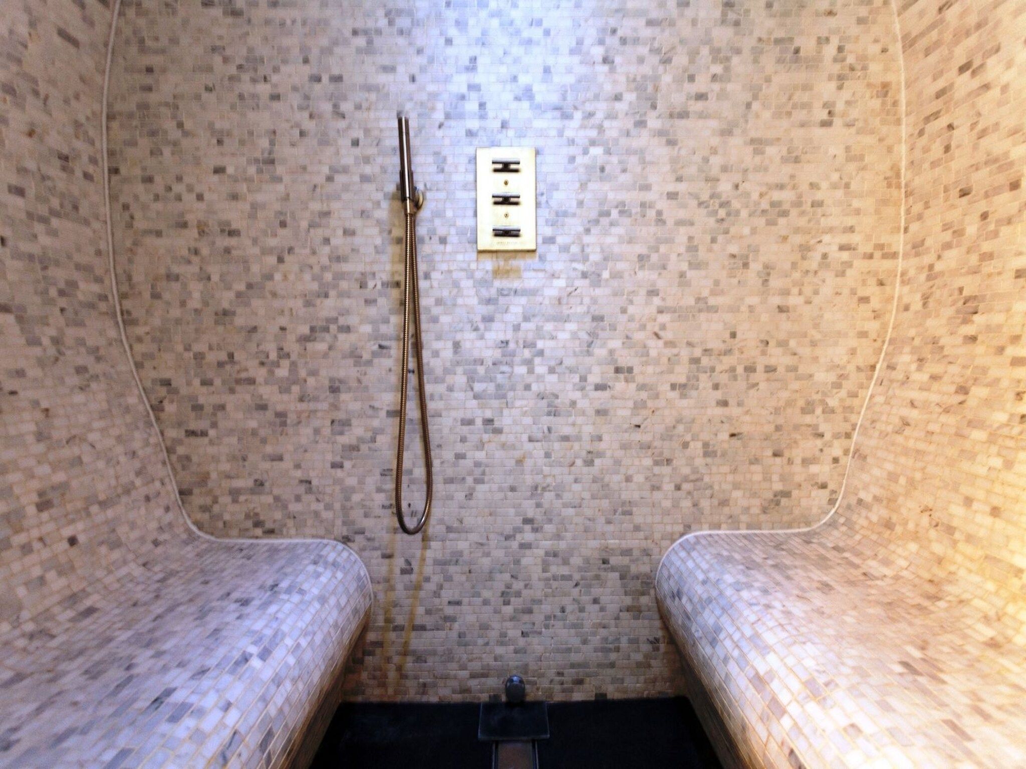 De badkamer van Betonnen Boshuis in Oosterhout