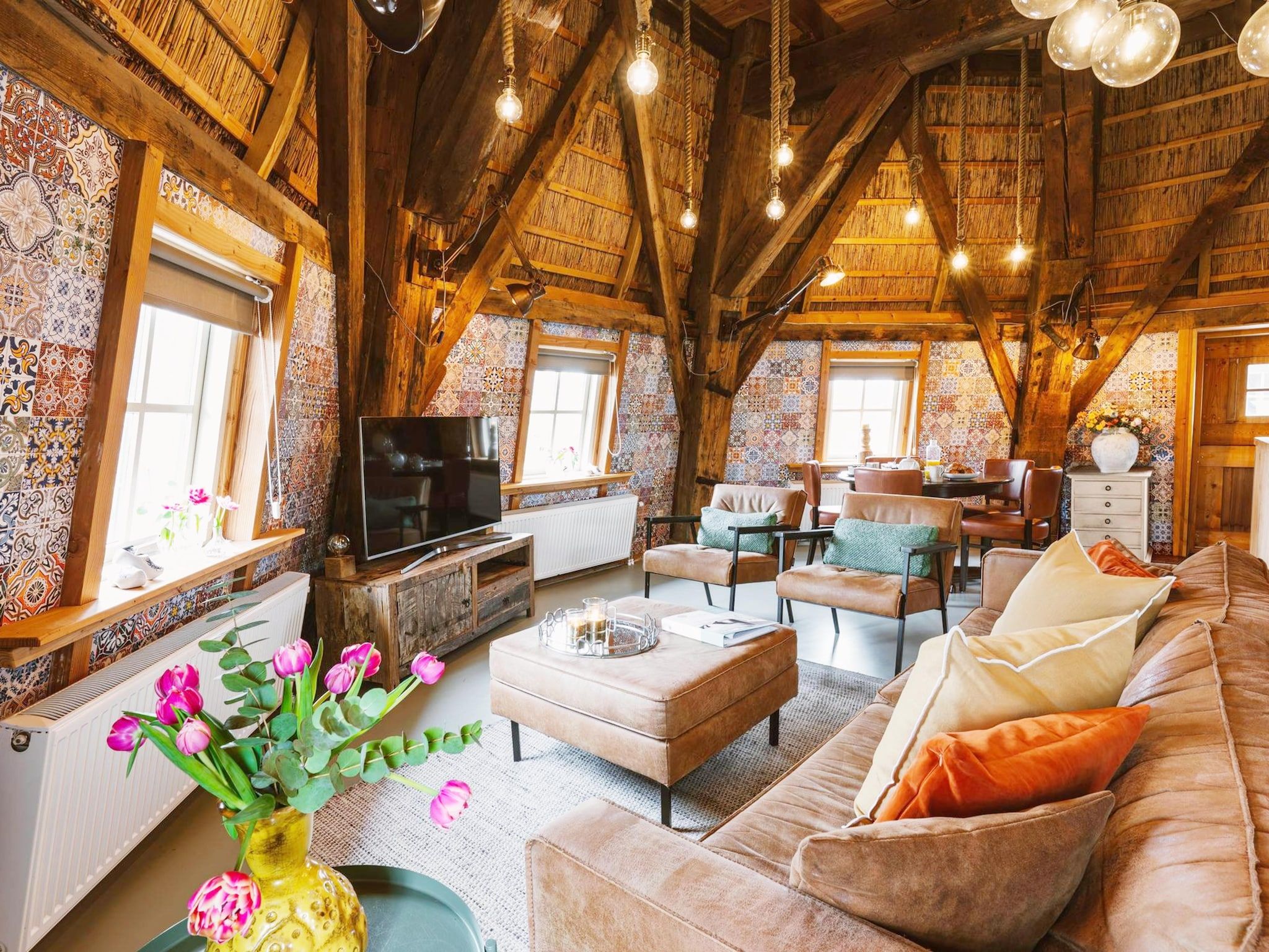 De woonkamer van De Molen van Egmond in Egmond aan den Hoef
