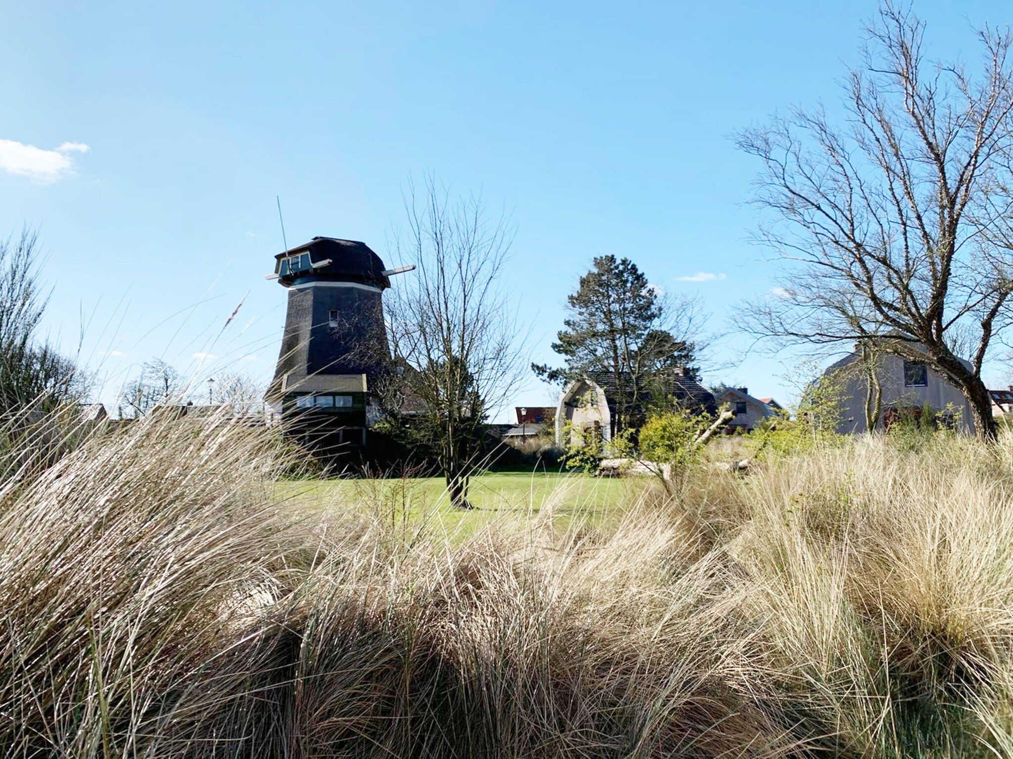 De buitenkant van De Molen van Egmond in Egmond aan den Hoef