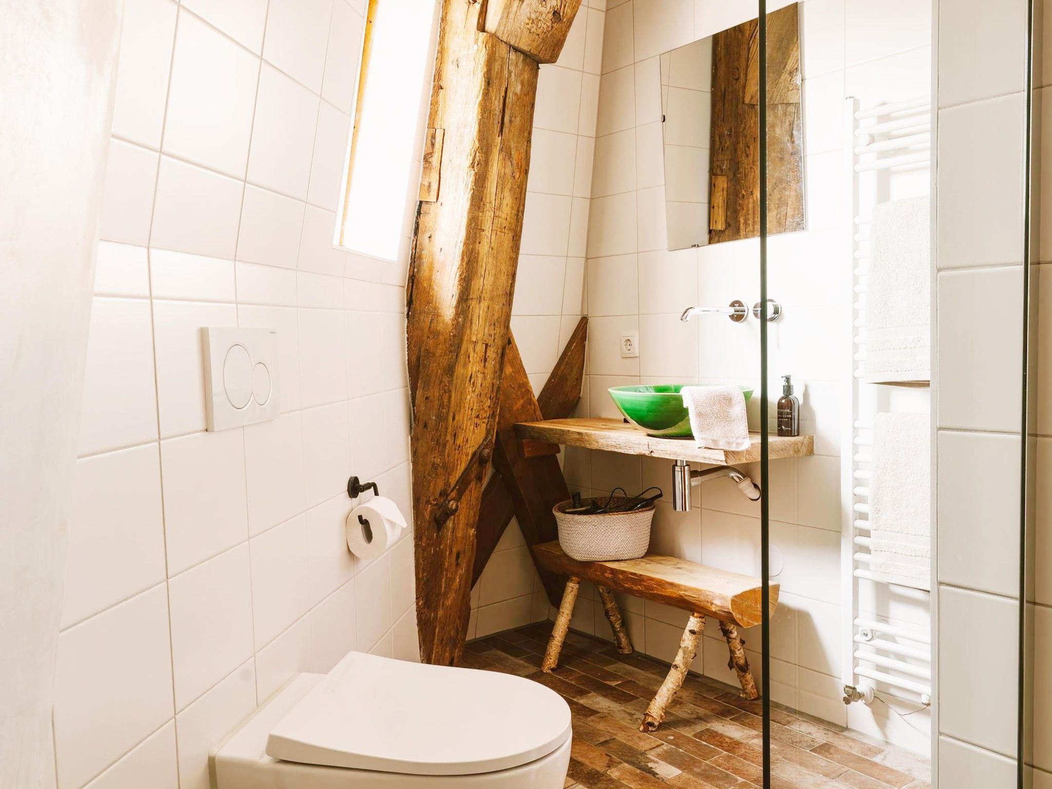 De badkamer van De Molen van Egmond in Egmond aan den Hoef