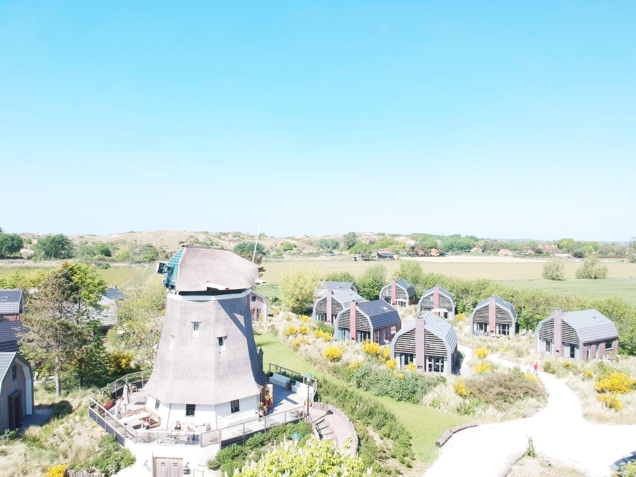 De buitenkant van De Molen van Egmond in Egmond aan den Hoef