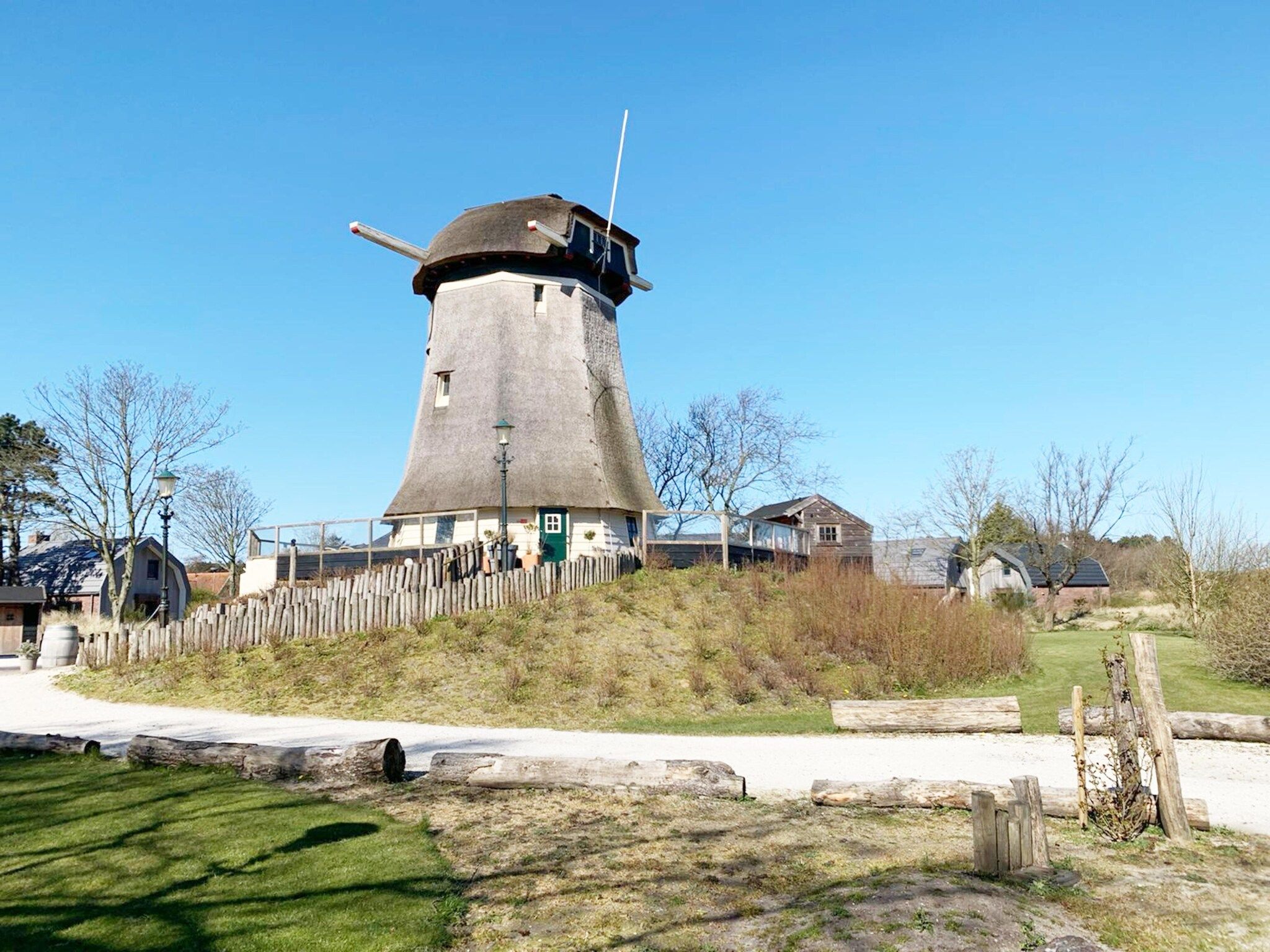 De buitenkant van De Molen van Egmond in Egmond aan den Hoef