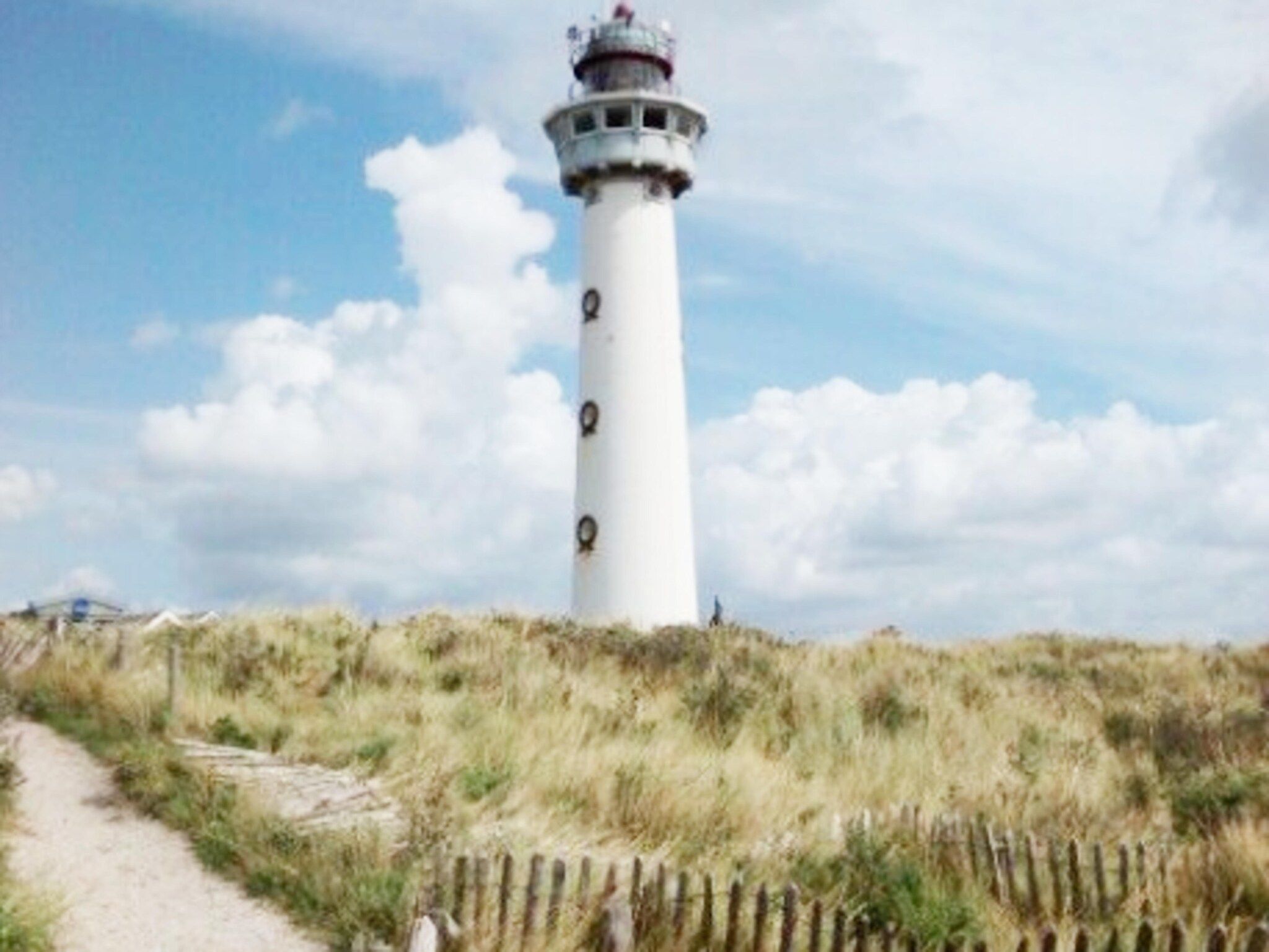 De buitenkant van De Molen van Egmond in Egmond aan den Hoef
