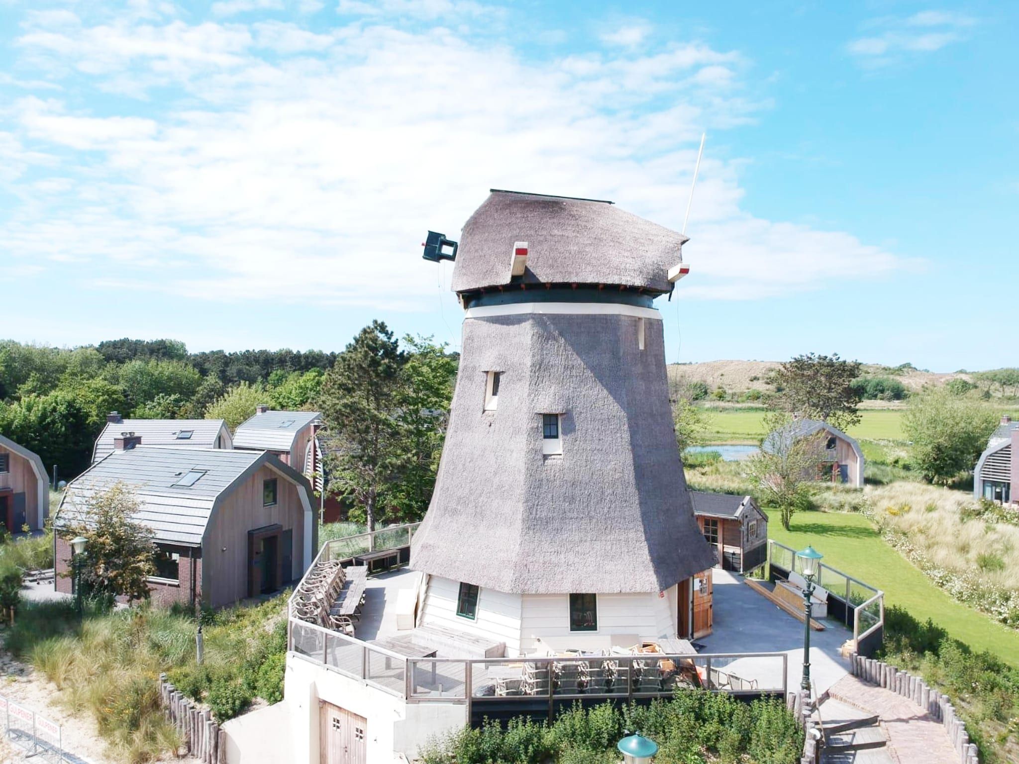 De buitenkant van De Molen van Egmond in Egmond aan den Hoef